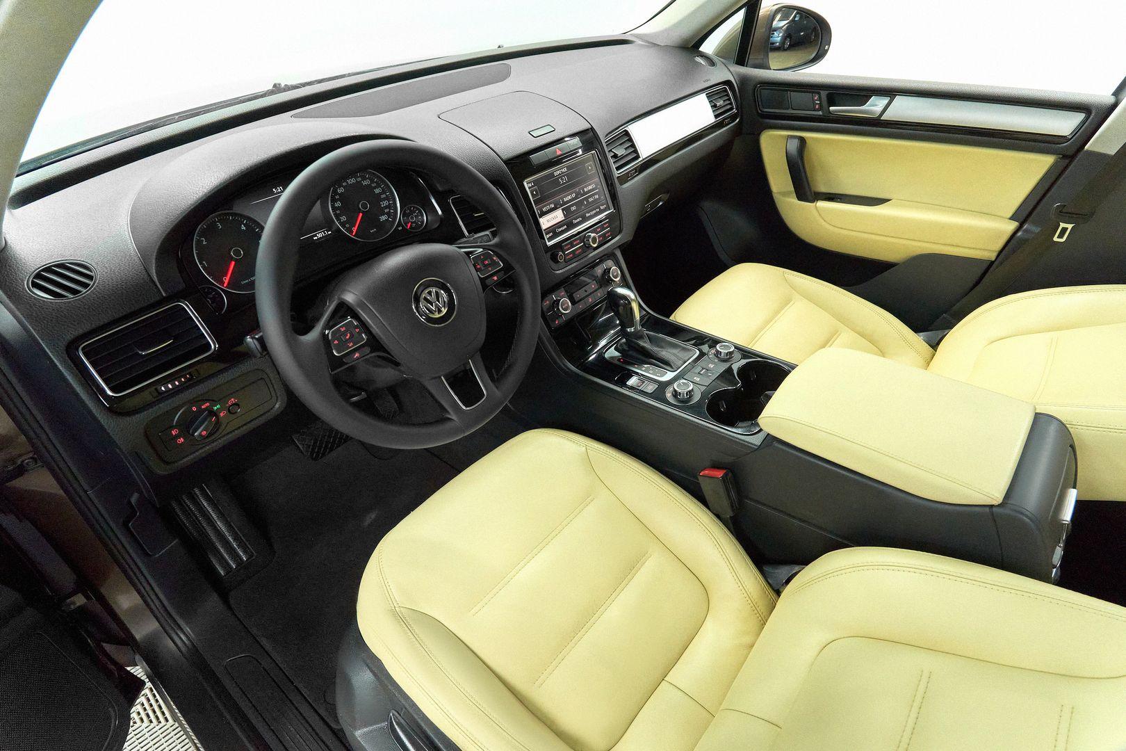 Volkswagen Touareg 2012, коричневый