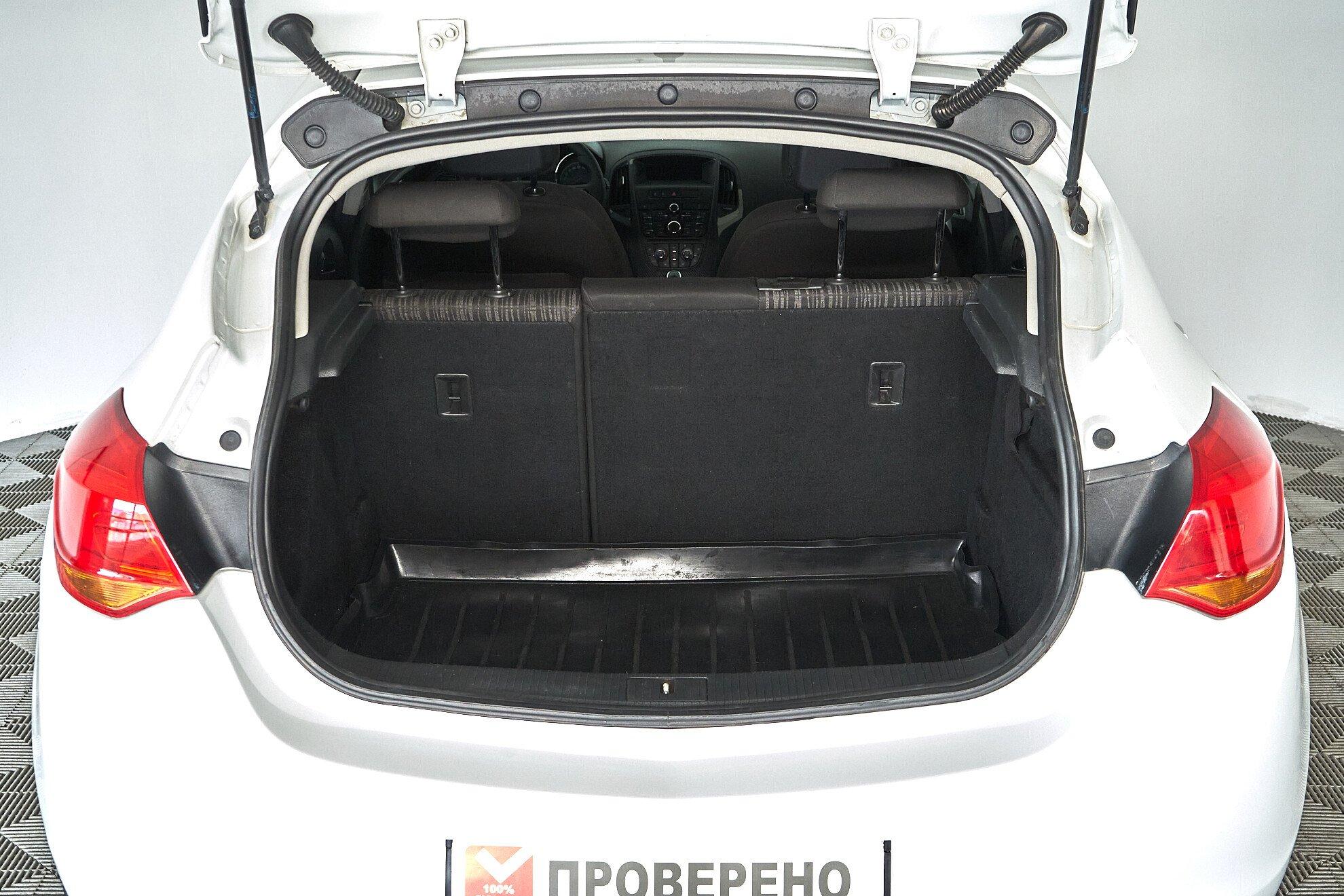 Opel Astra 2012, белый