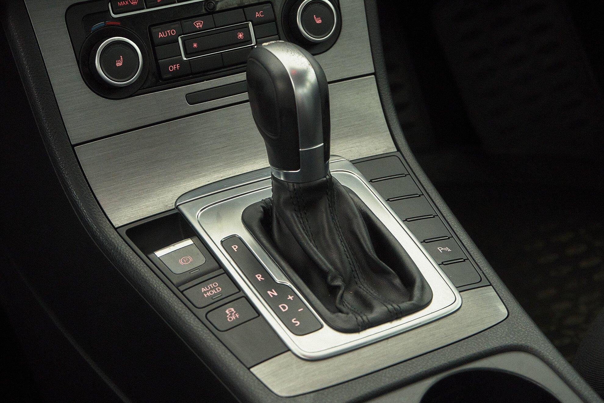 Volkswagen Passat 2011, белый
