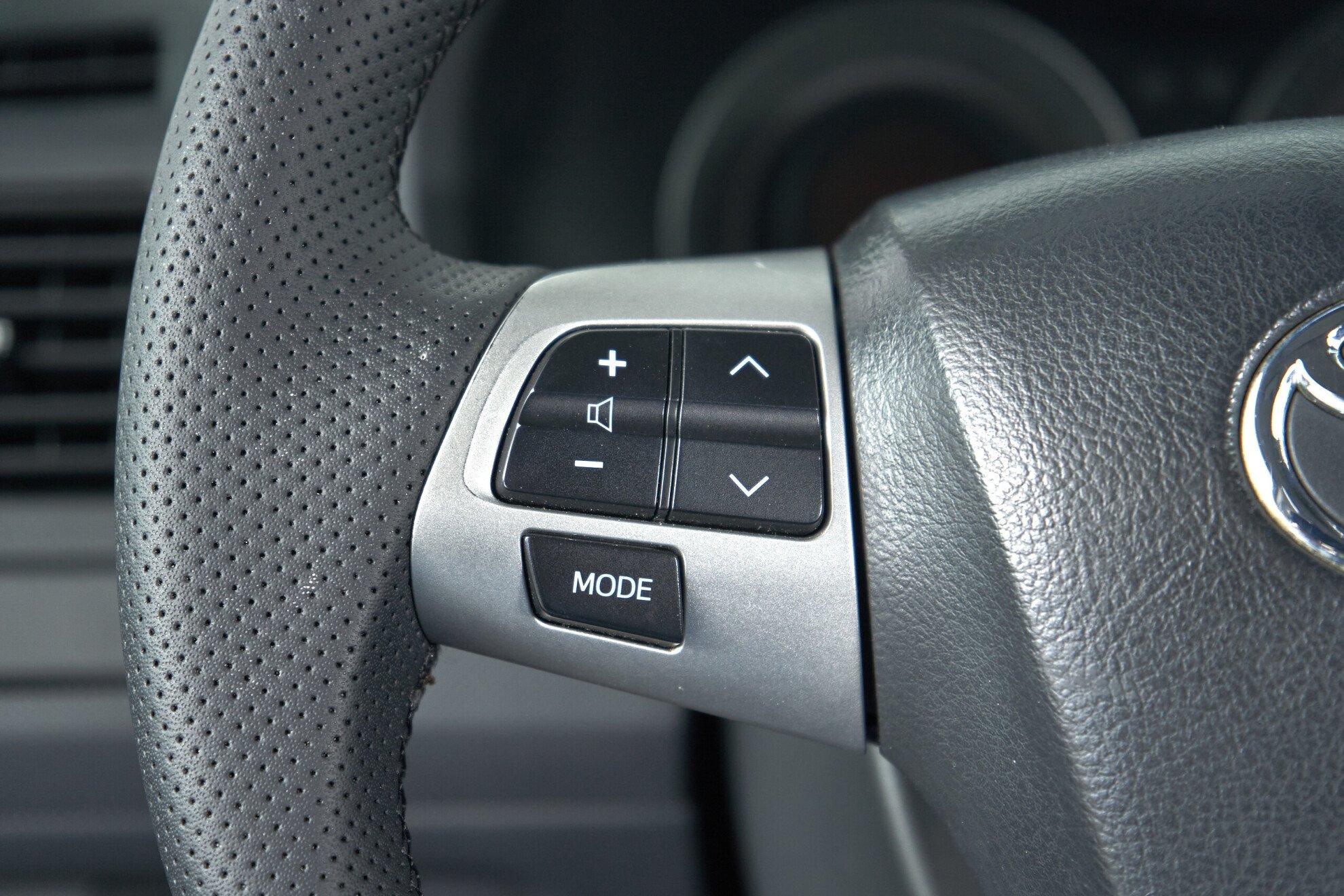 Toyota Auris 2011, белый