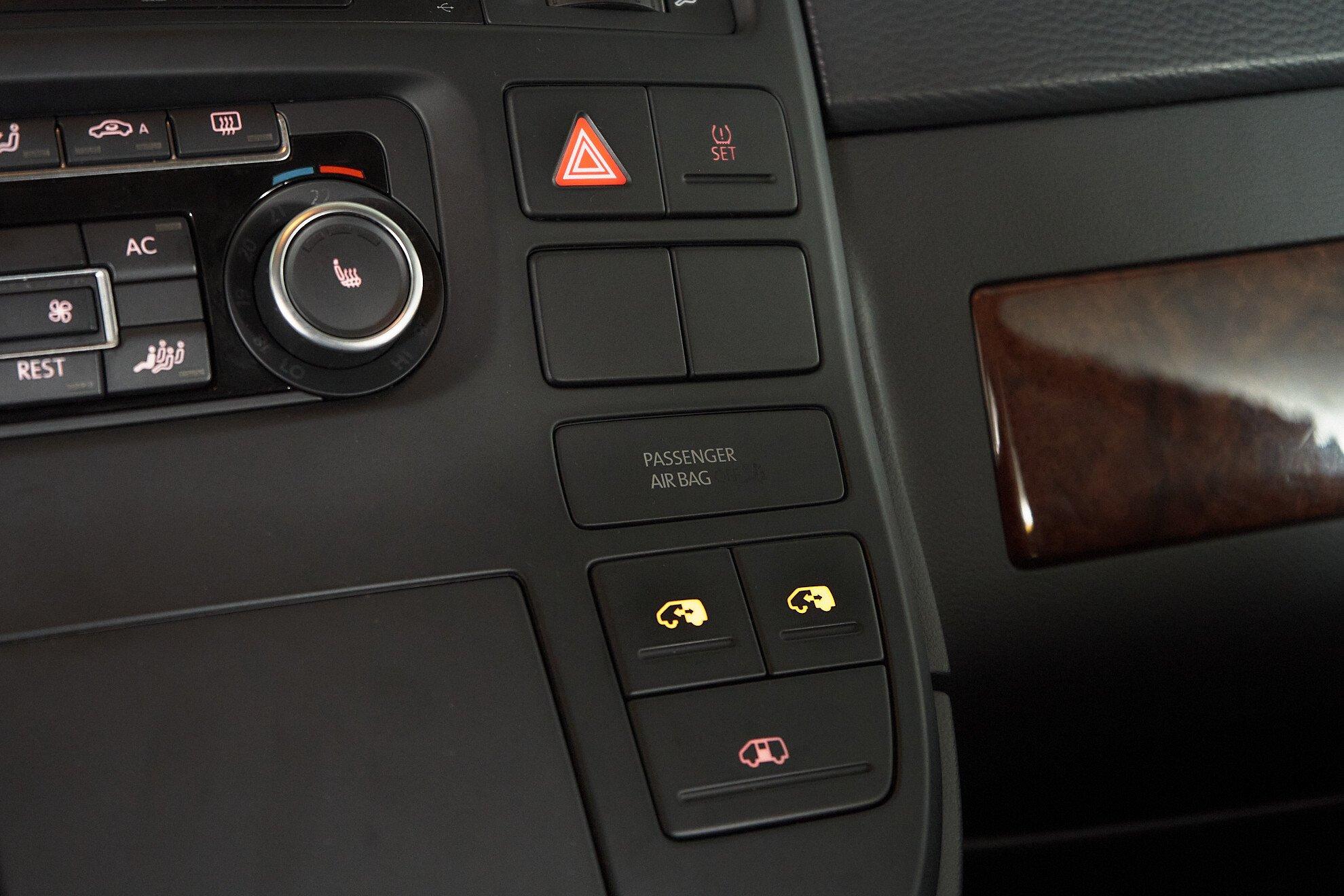 Volkswagen Multivan 2013, черный