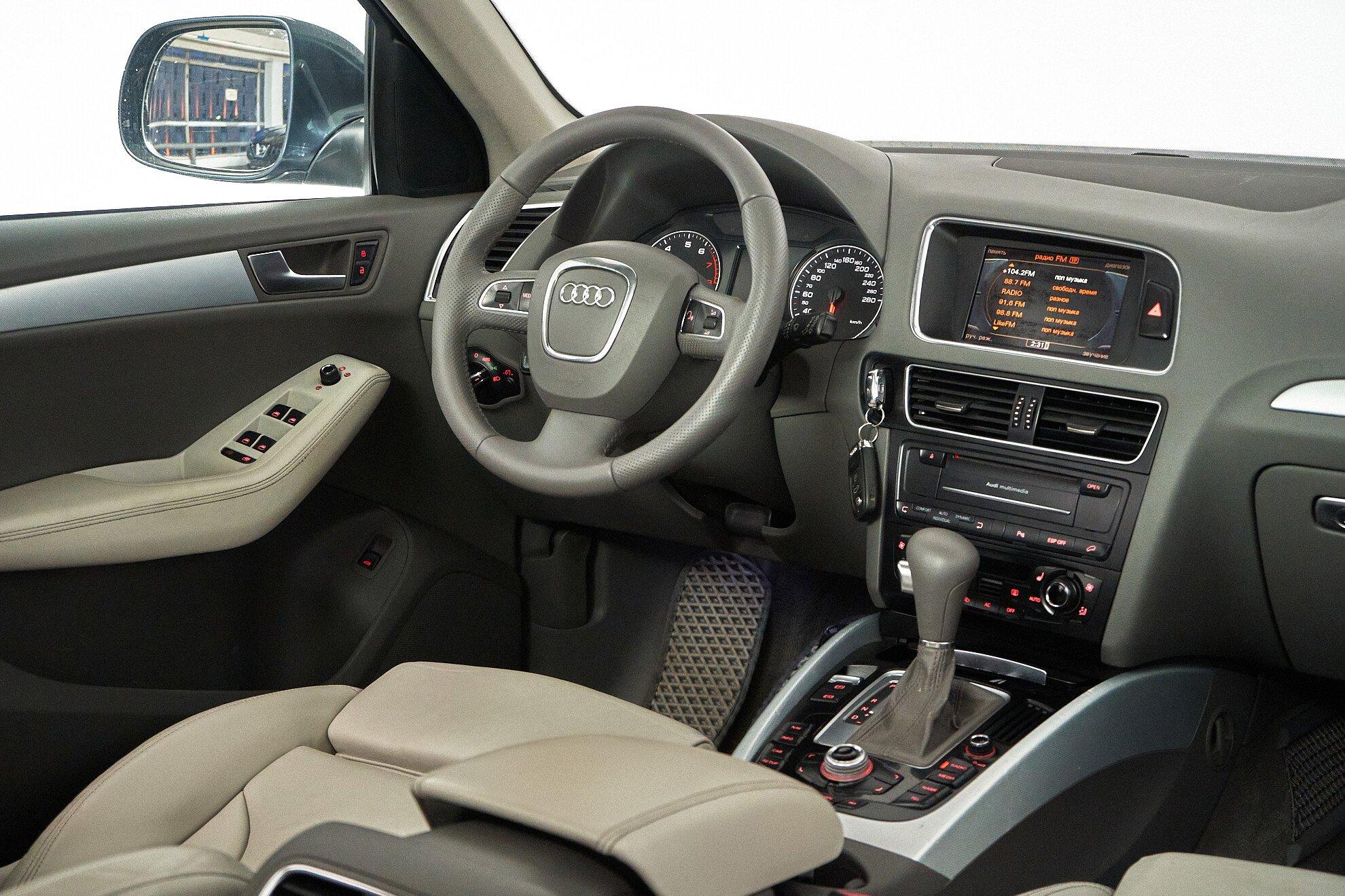 Audi Q5 2011, серый