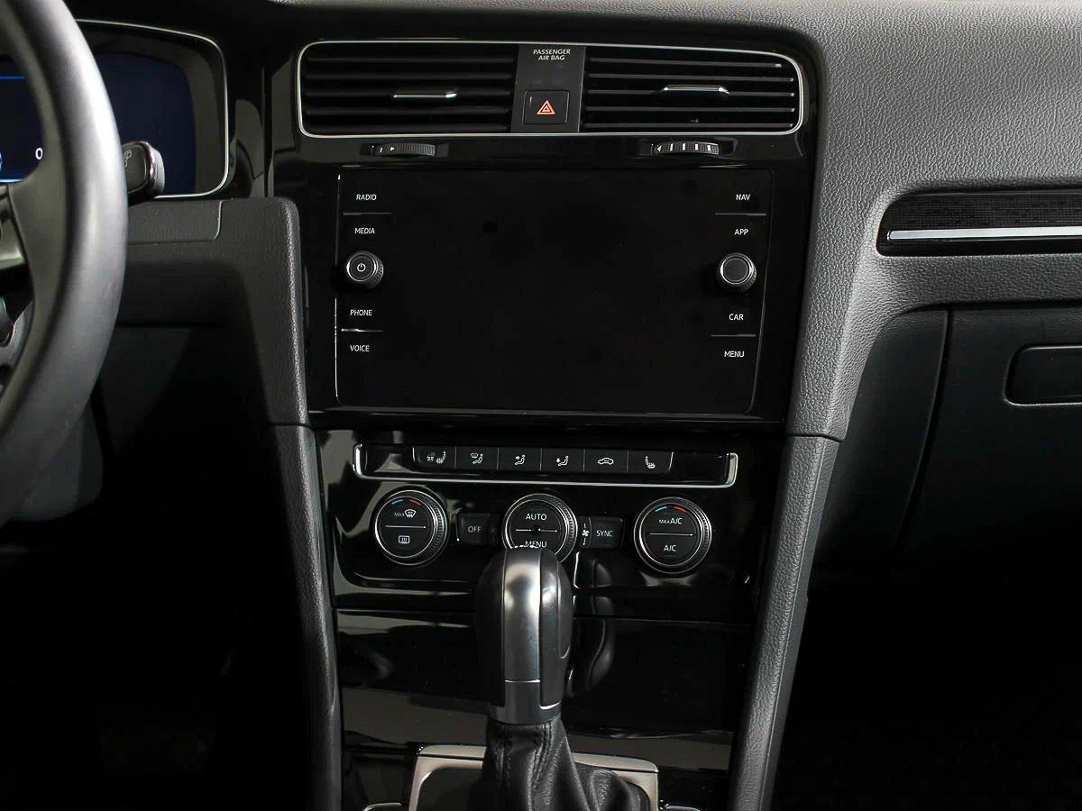 Volkswagen Golf 2019, серый