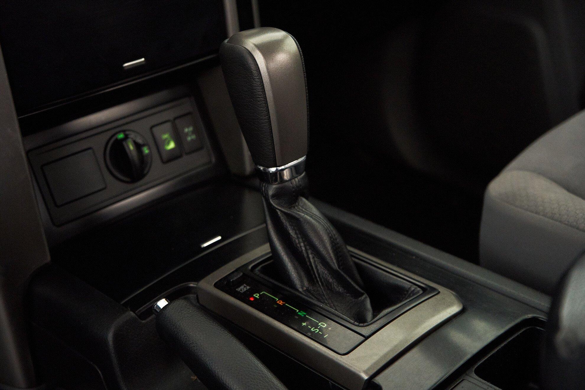 Toyota Land Cruiser Prado 2010, серебряный