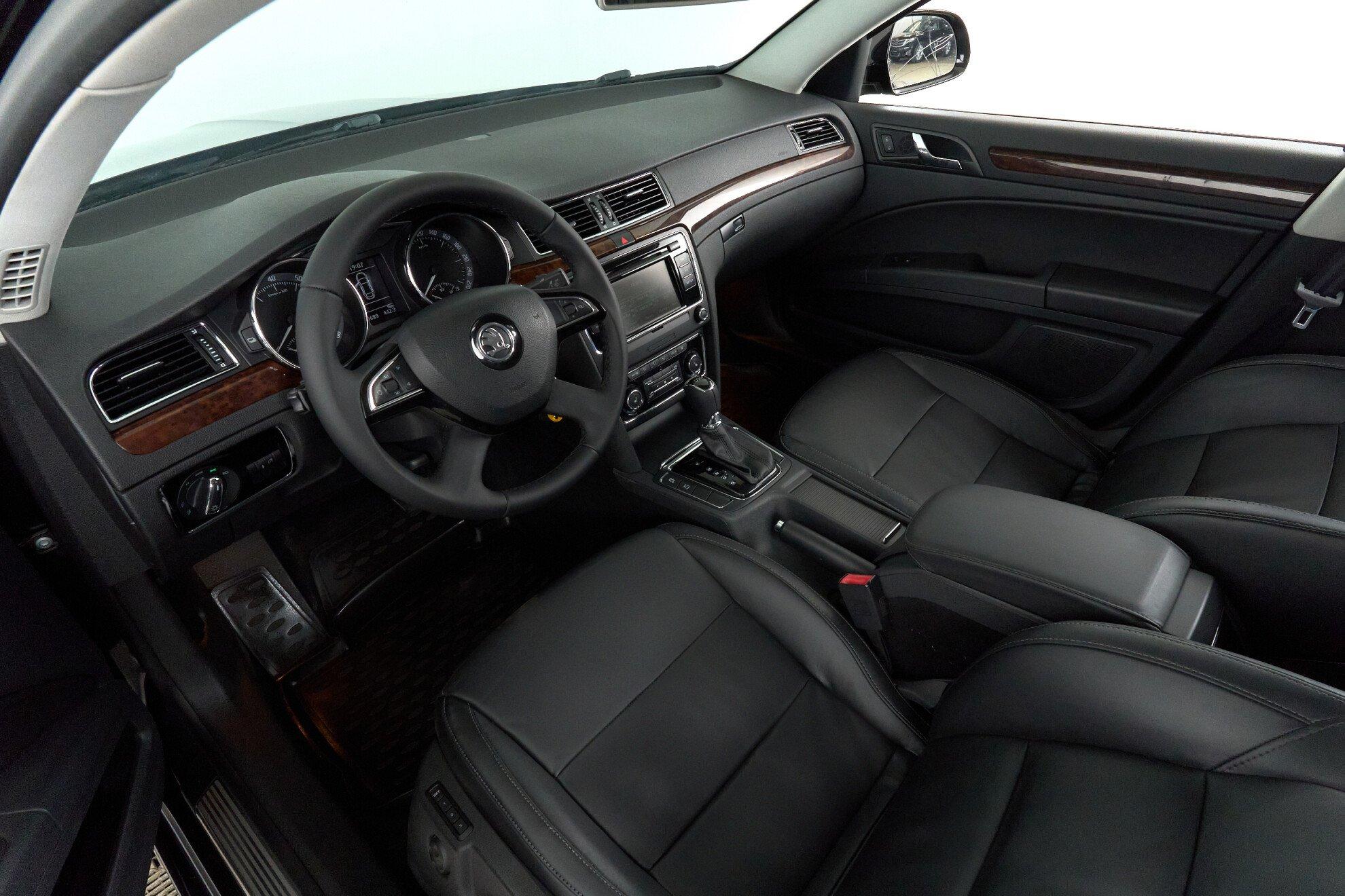 Skoda Superb 2014, черный