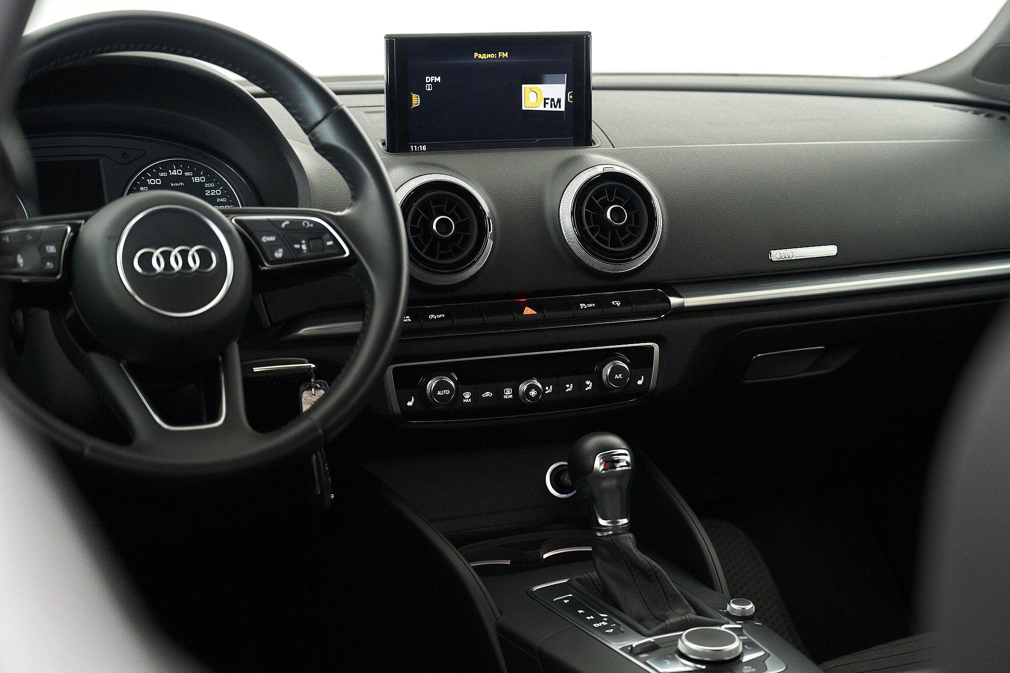 Audi A3 2018, белый