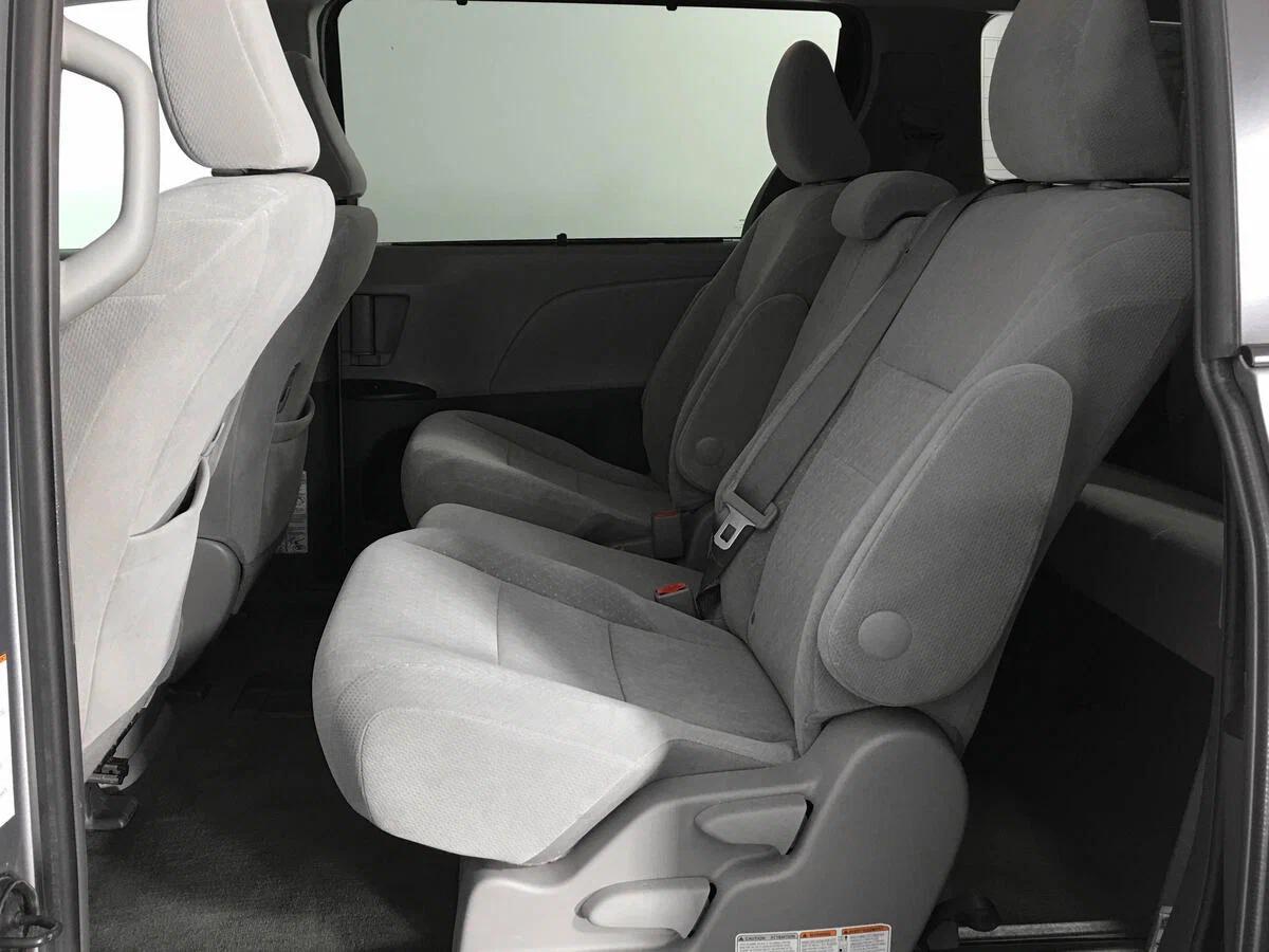 Toyota Sienna 2015, серебряный