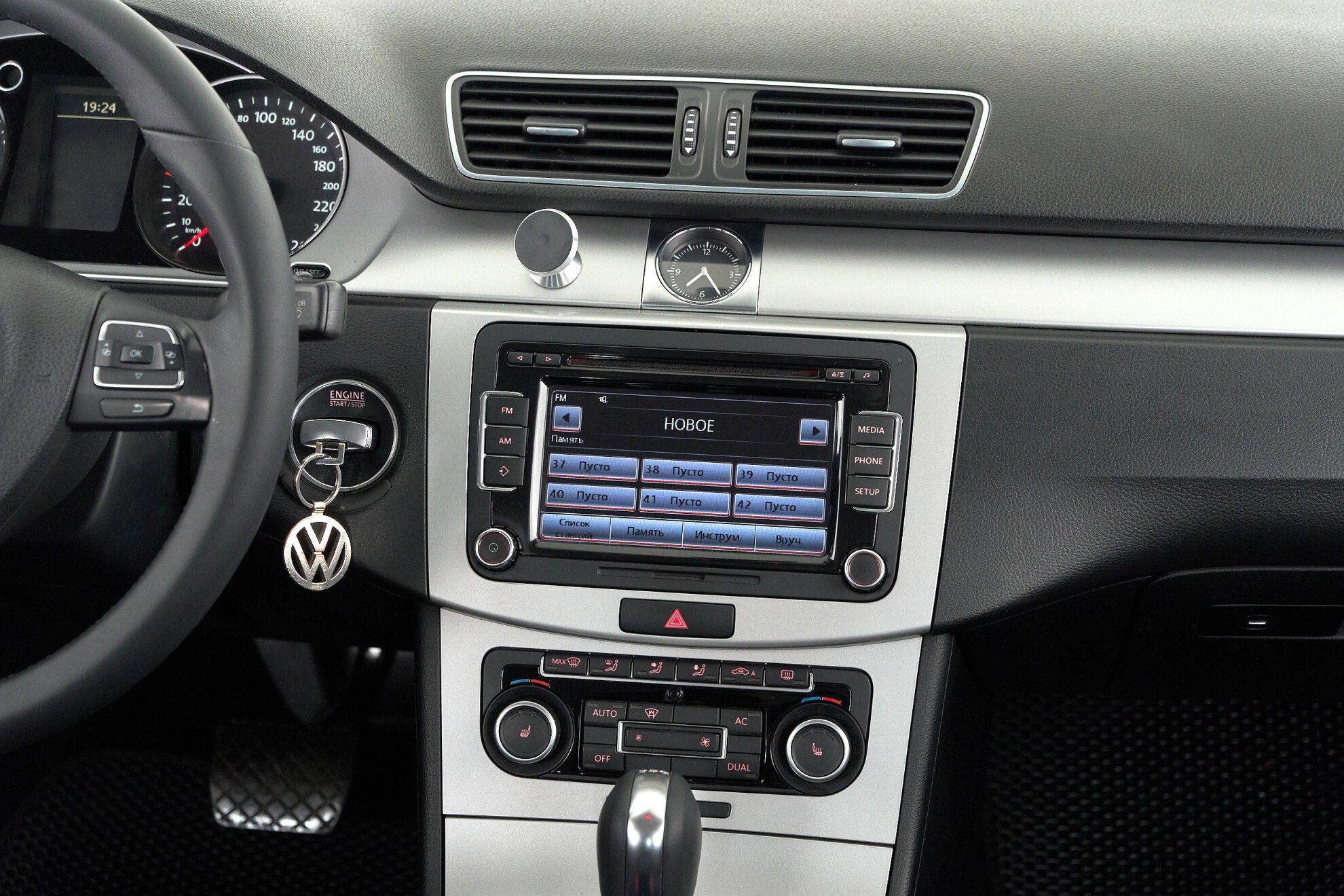 Volkswagen Passat 2011, синий