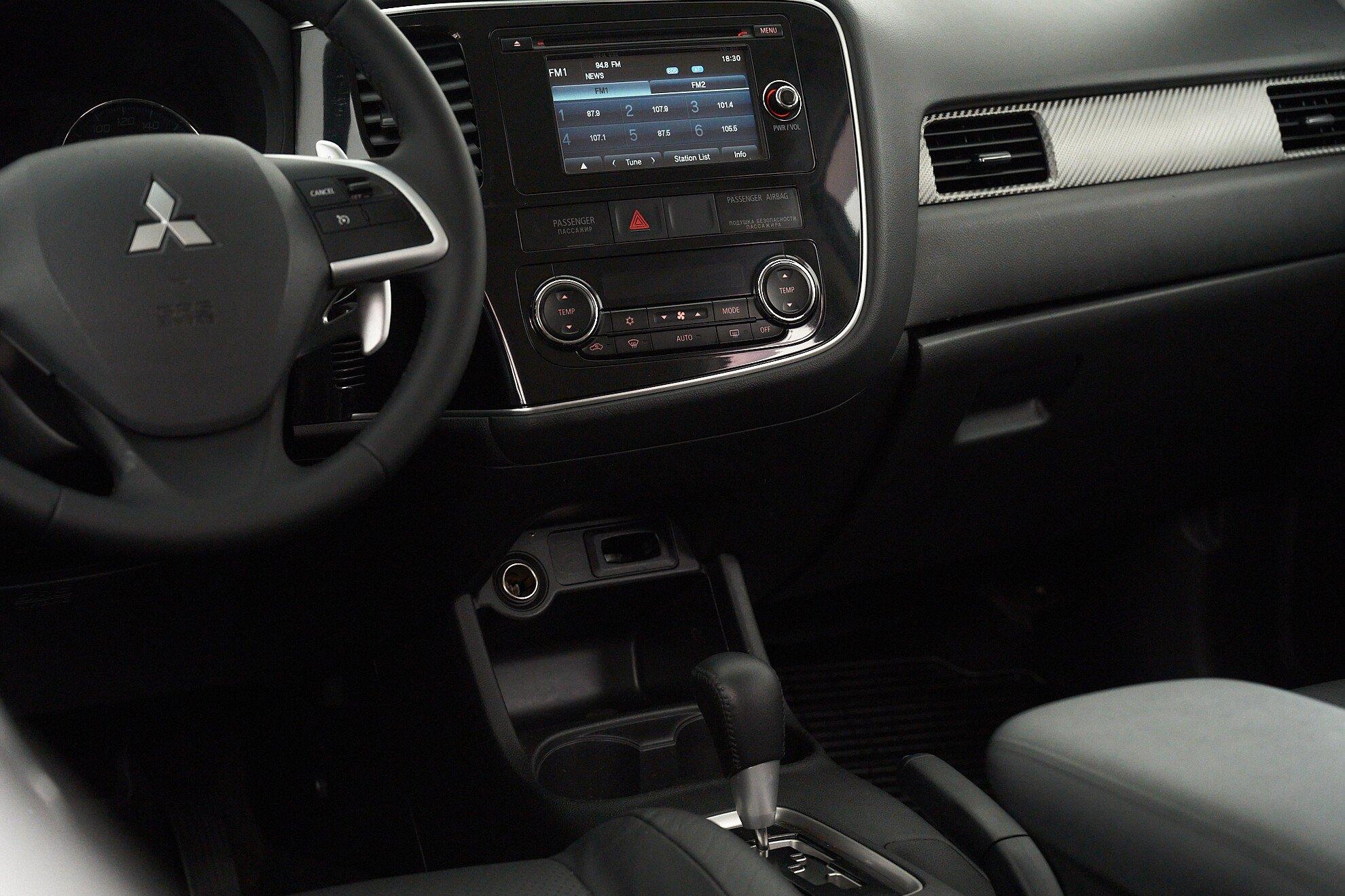 Mitsubishi Outlander 2012, белый