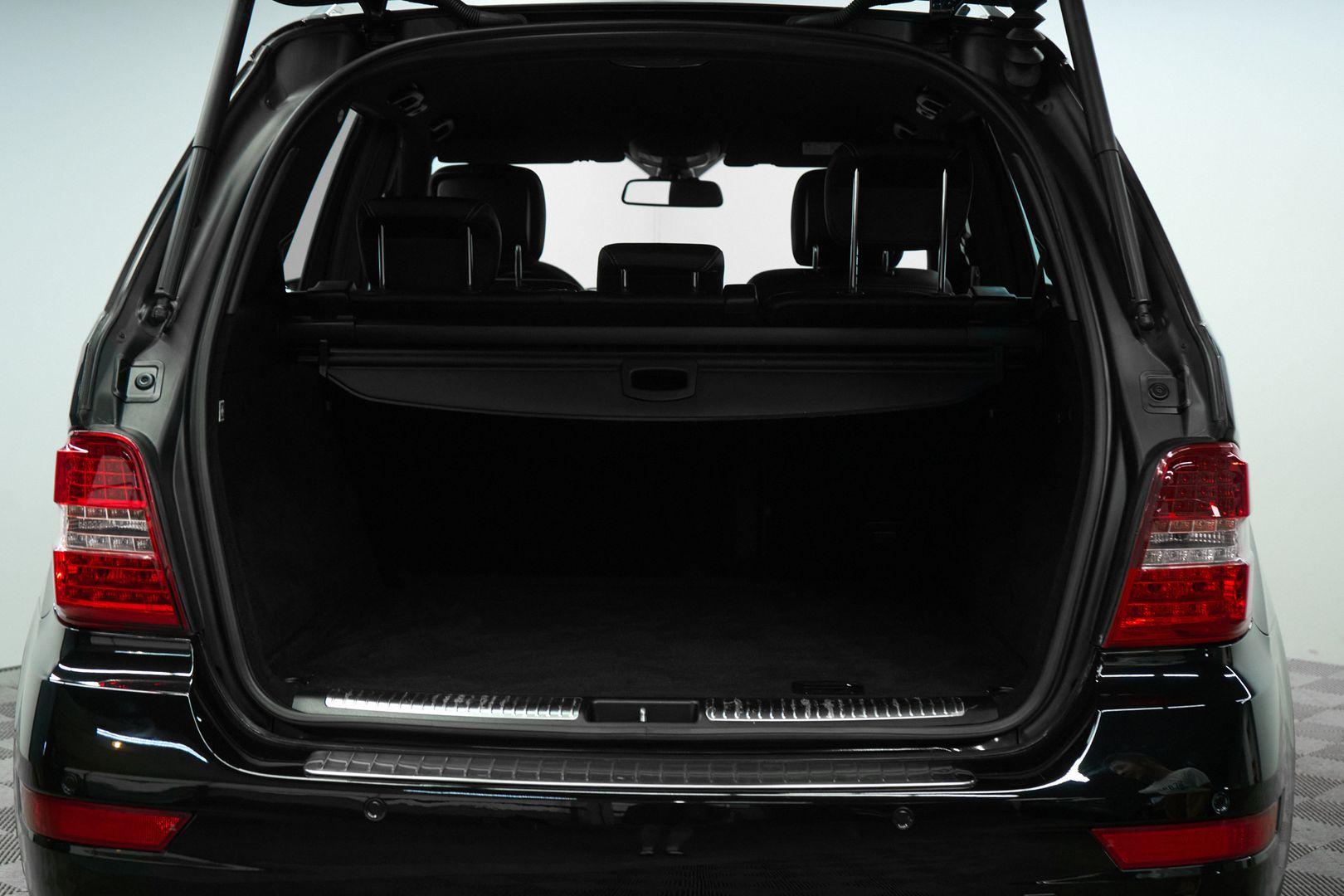 Mercedes-Benz M-Класс 2010, черный