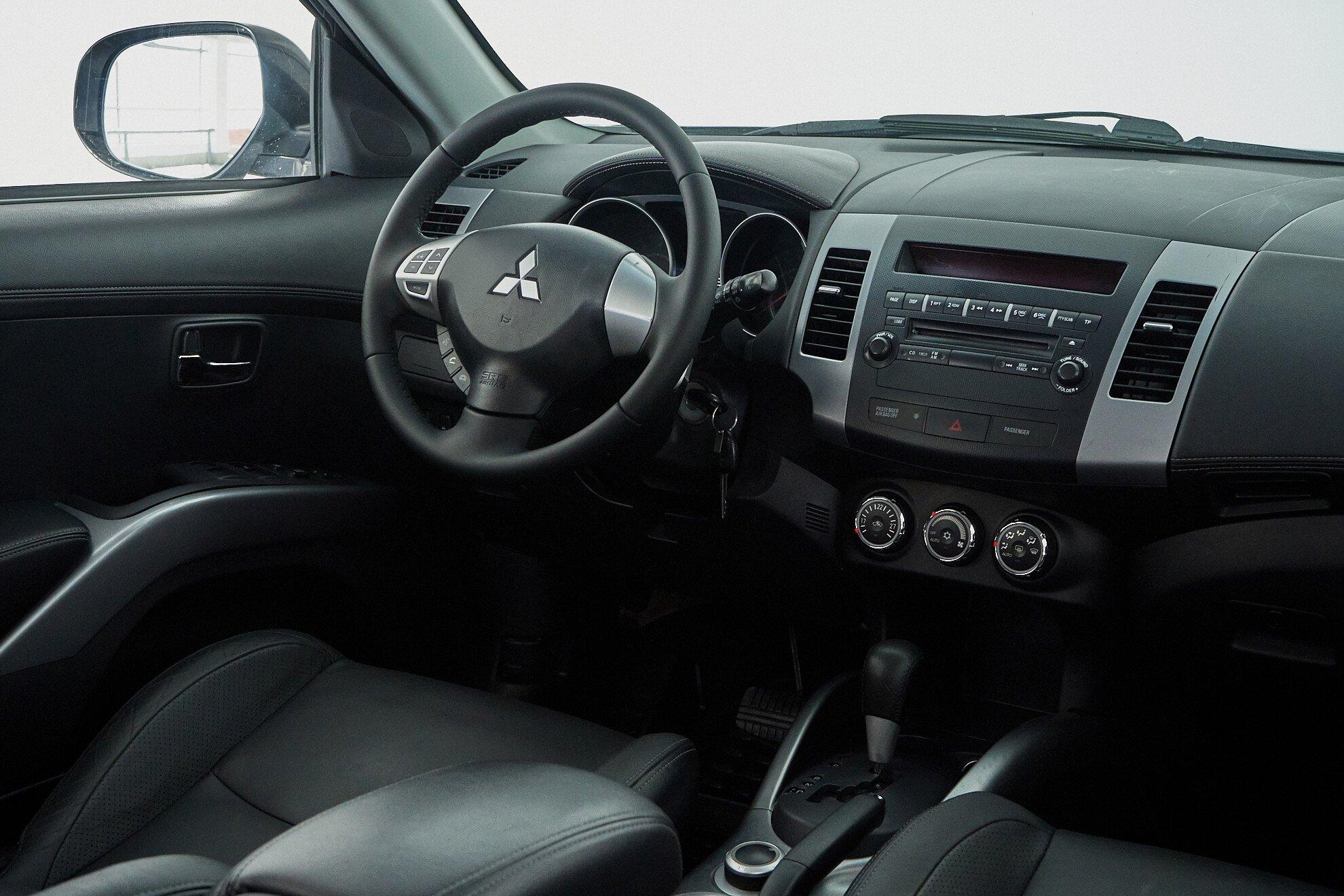 Mitsubishi Outlander 2010, серебряный