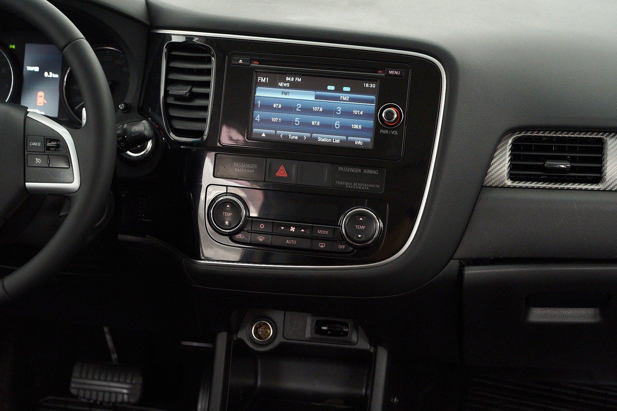 Mitsubishi Outlander 2012, белый