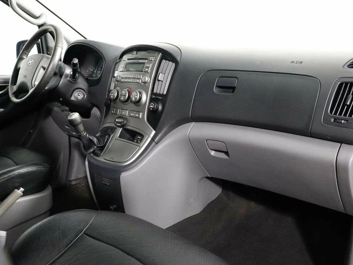 Hyundai H-1 2011, серебряный