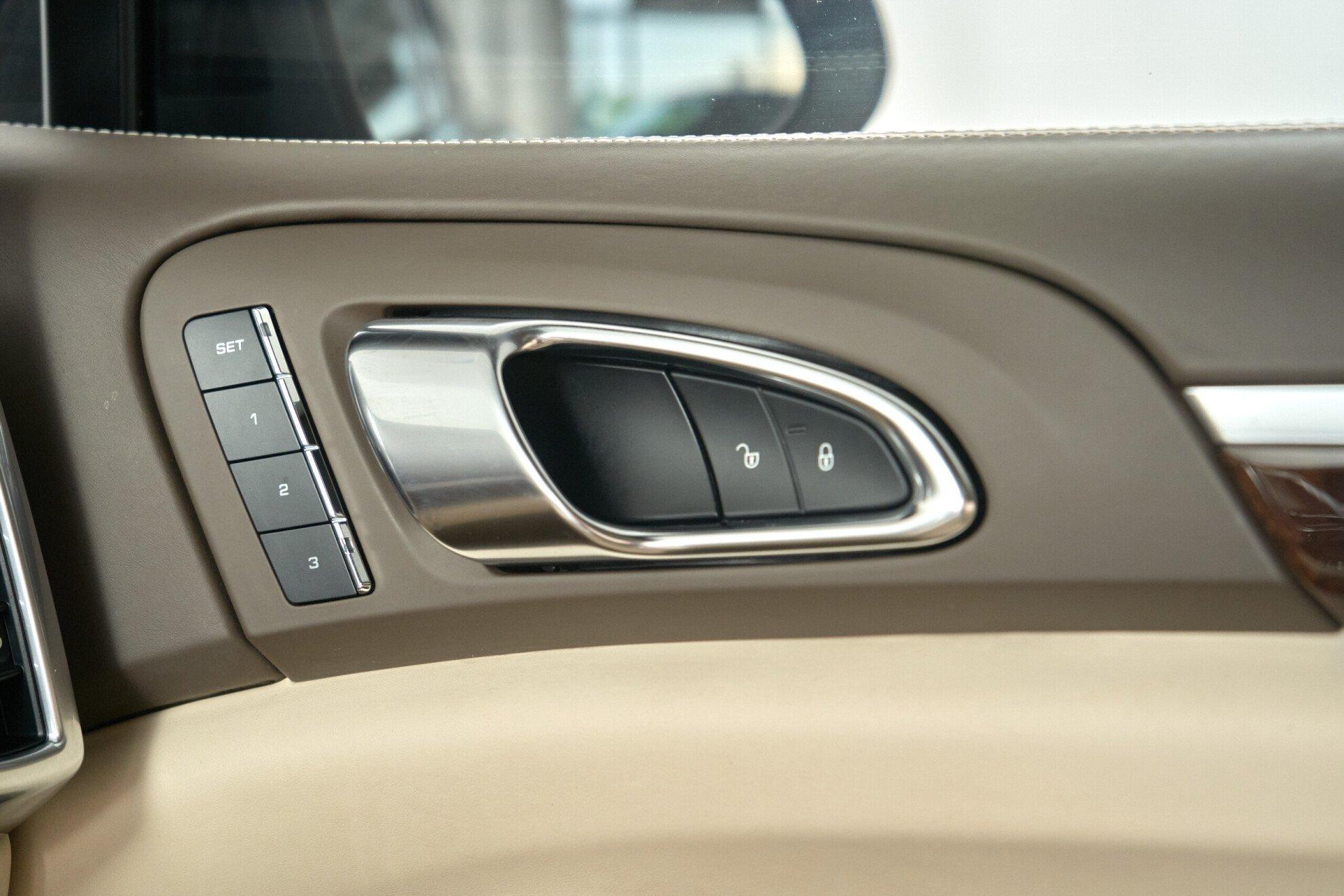 Porsche Cayenne 2012, черный