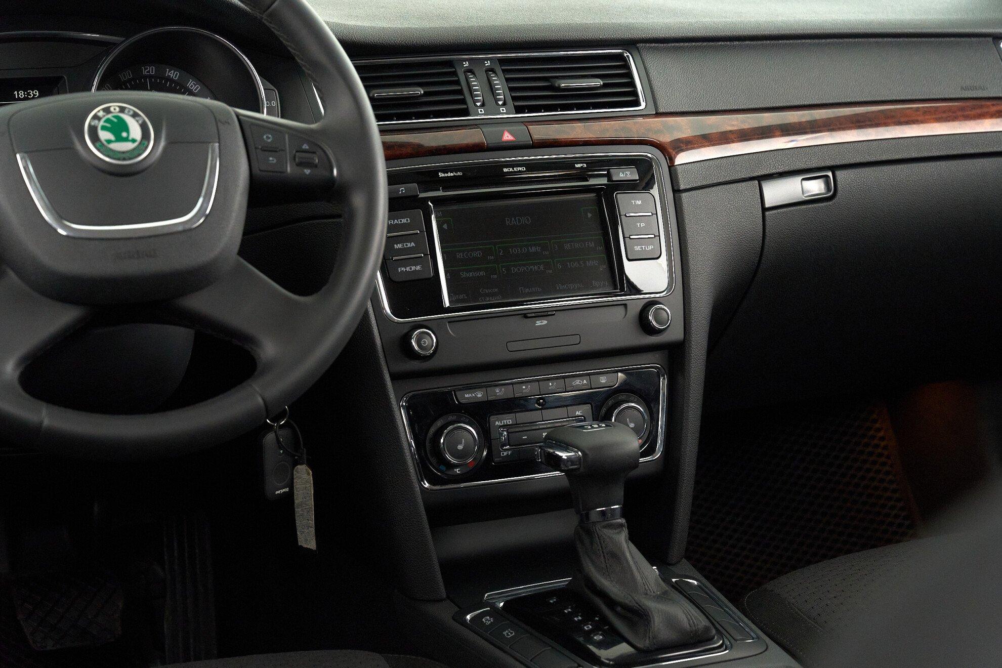 Skoda Superb 2011, серый