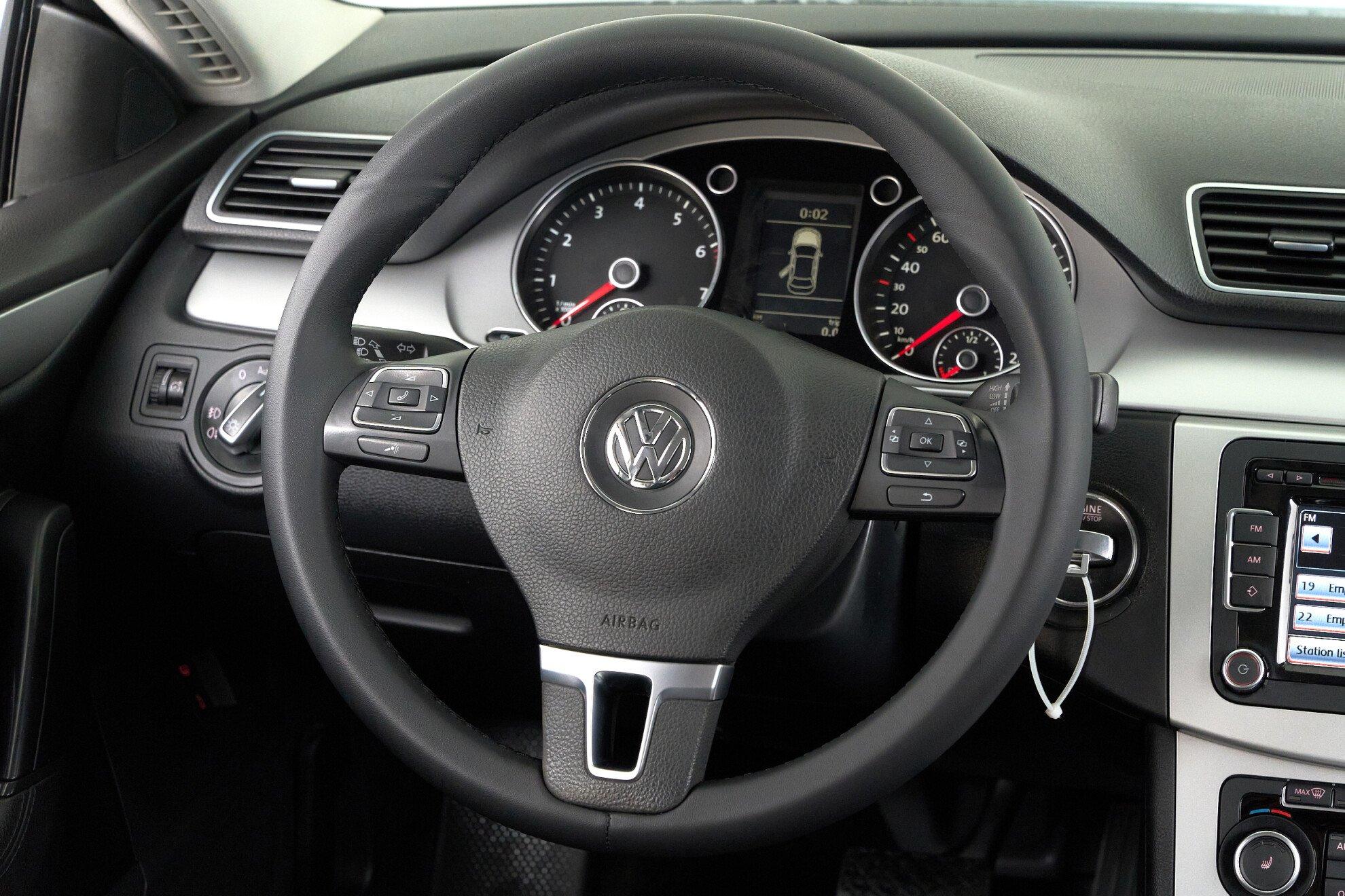 Volkswagen Passat CC 2011, белый