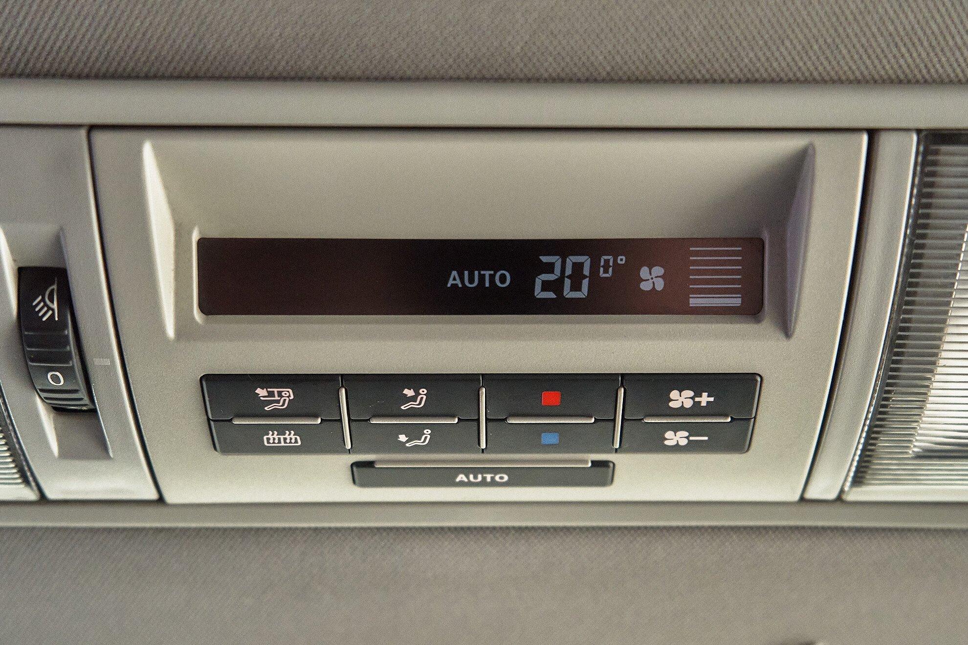 Volkswagen Caravelle 2011, черный