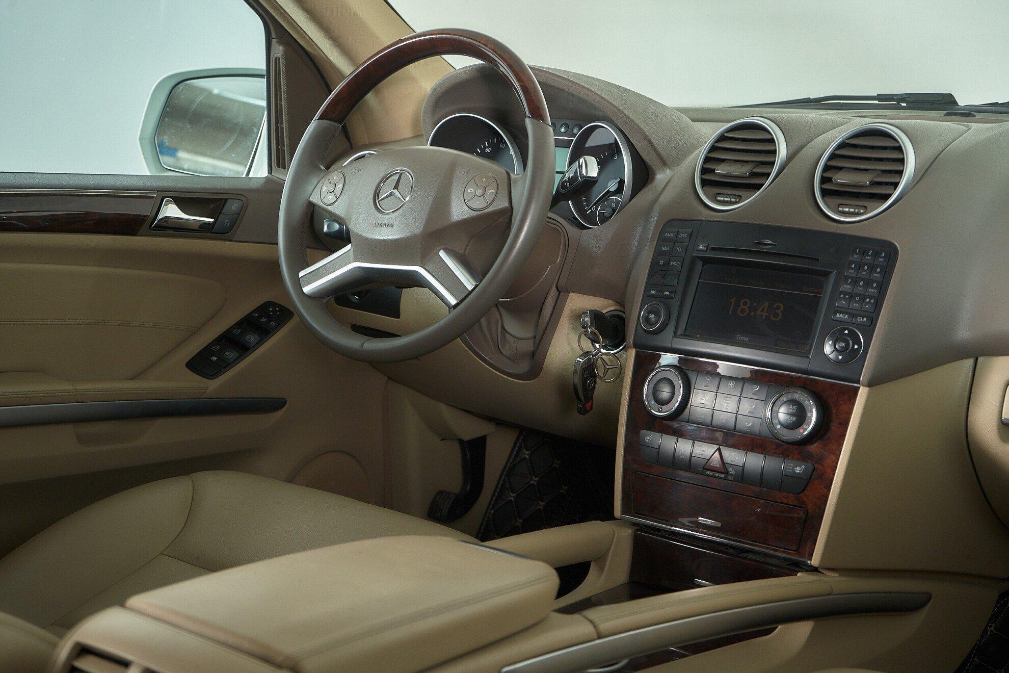 Mercedes-Benz M-Класс 2010, белый