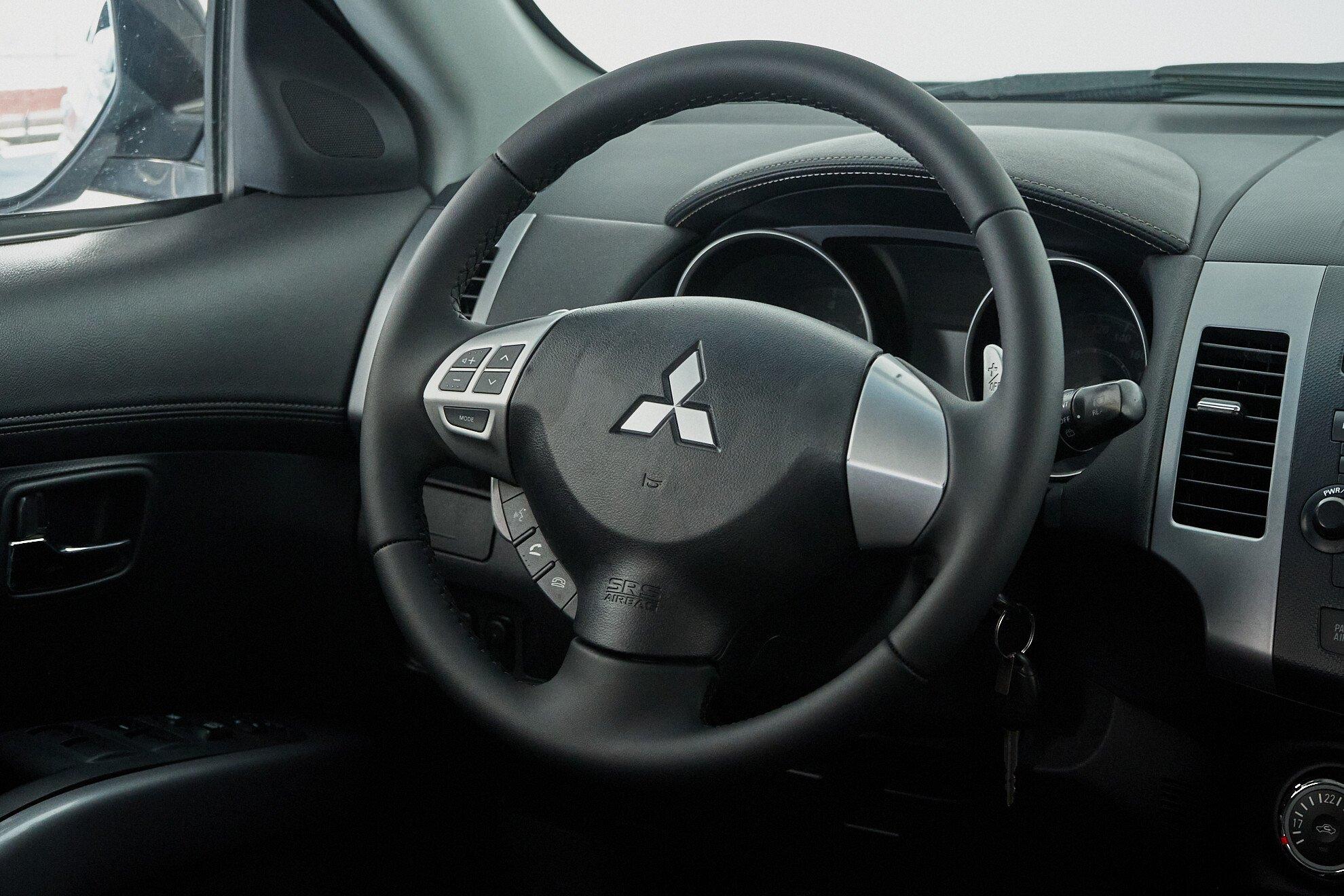 Mitsubishi Outlander 2010, серебряный
