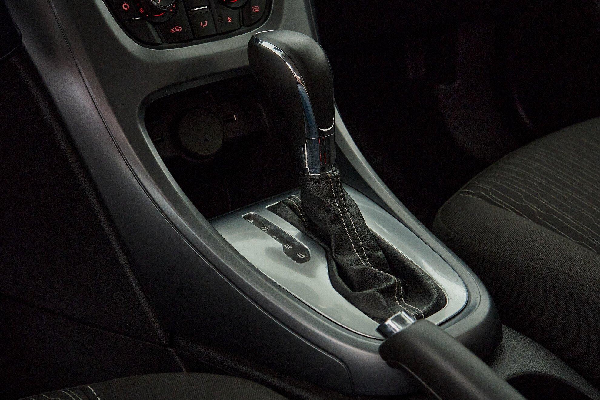 Opel Astra 2017, серый