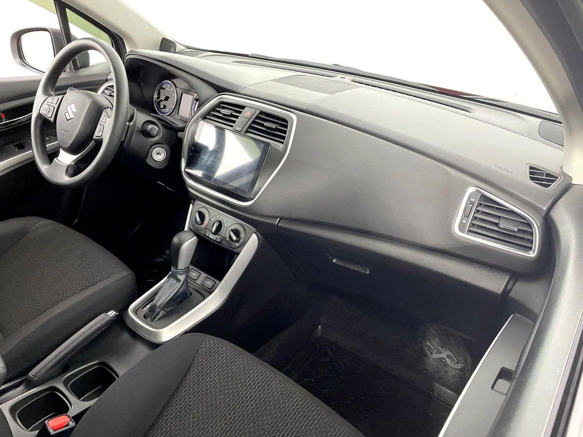 Suzuki SX4 2021, красный