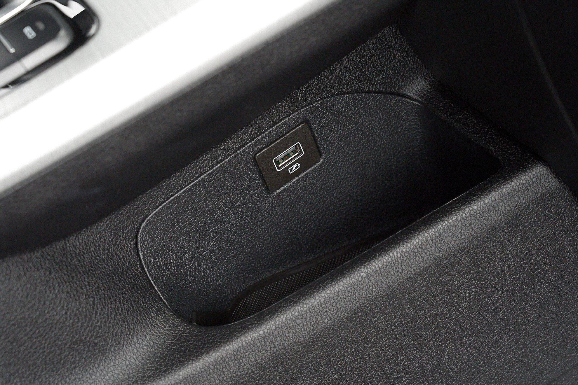 Geely Atlas 2019, бежевый
