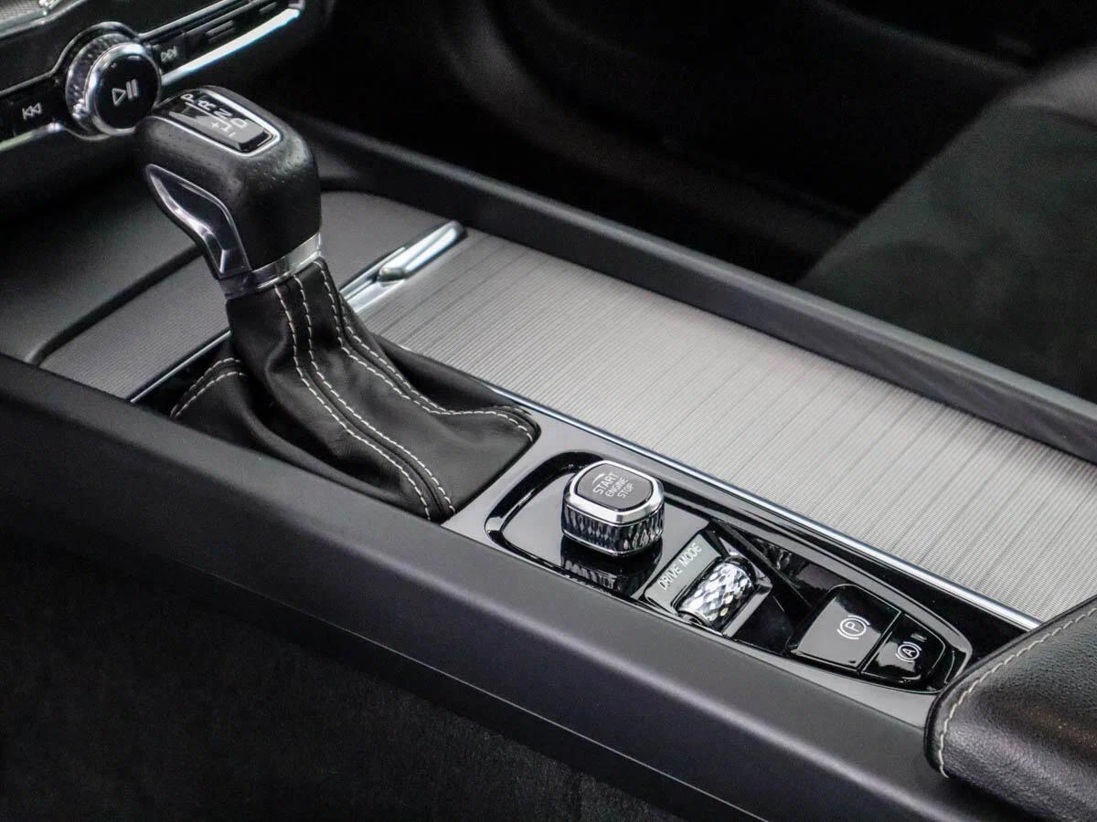 Volvo XC60 2019, белый