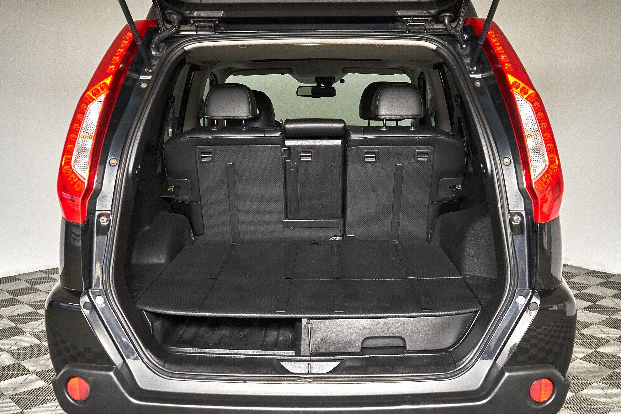 Nissan X-Trail 2011, черный