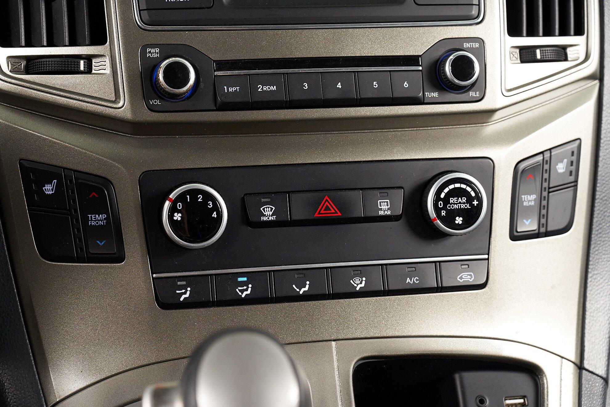 Hyundai Grand Starex 2016, серебряный