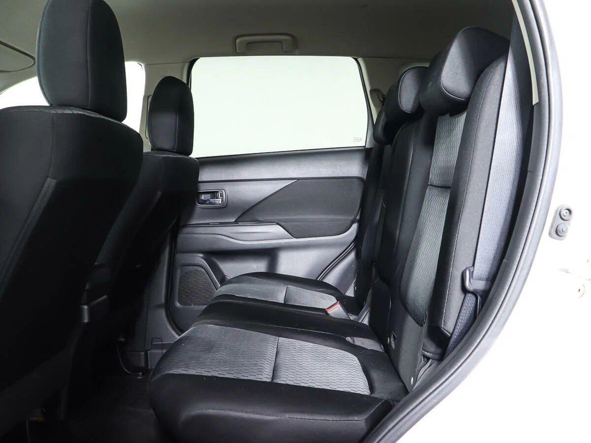 Mitsubishi Outlander 2013, белый