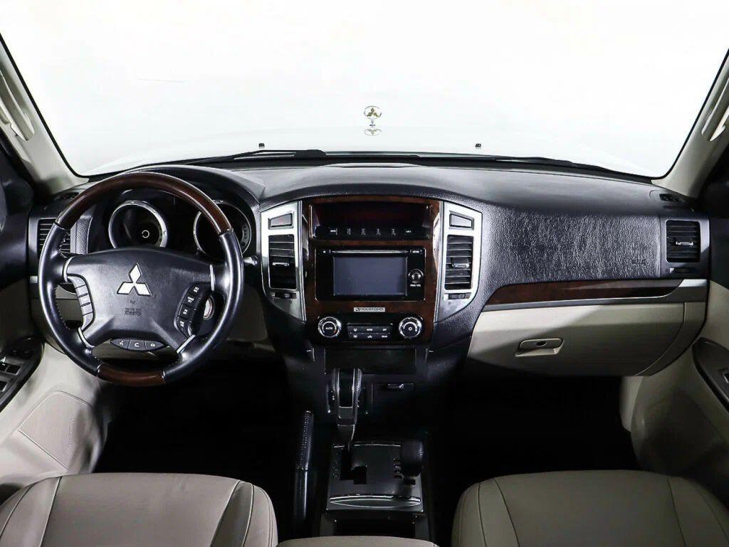 Mitsubishi Pajero 2020, белый