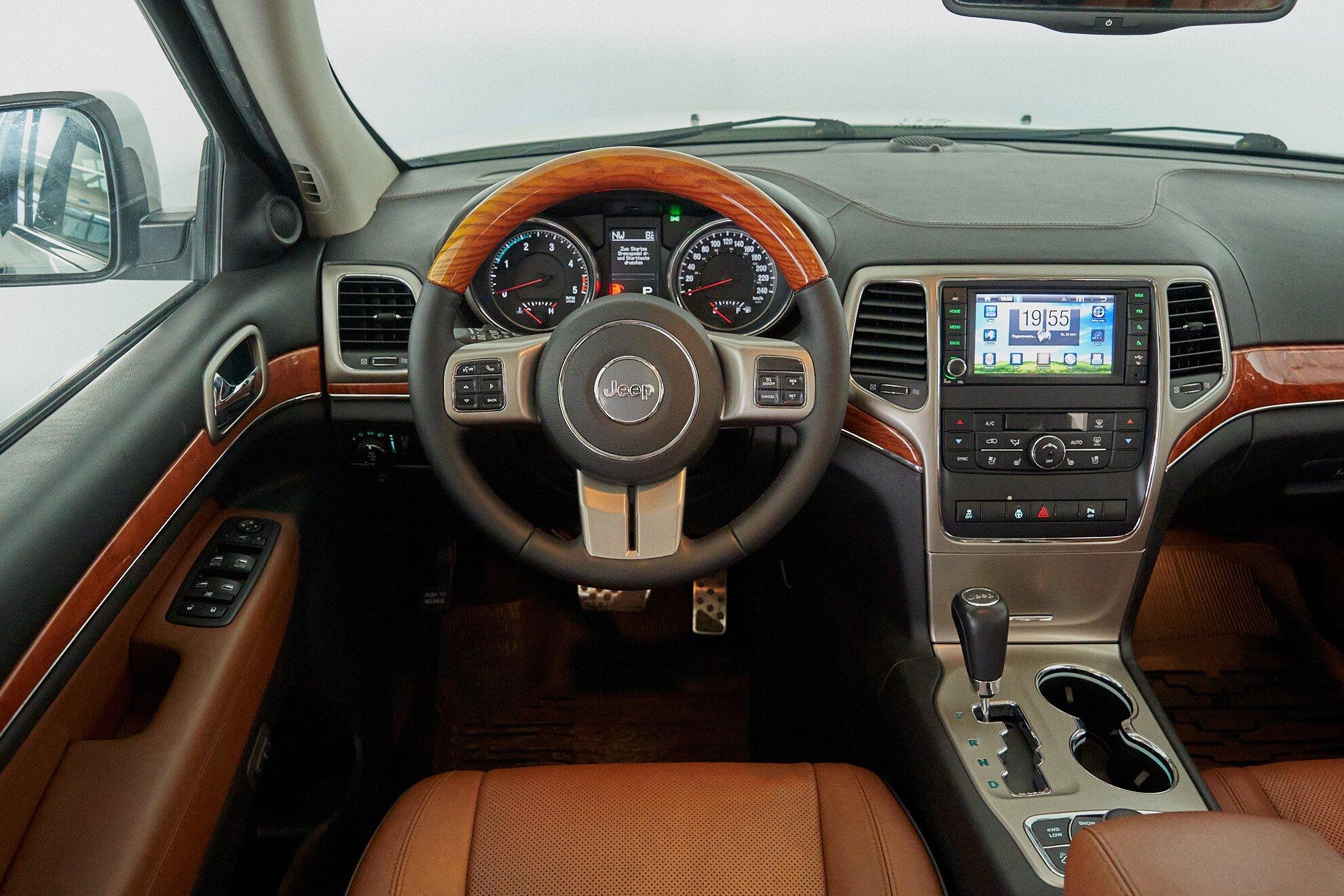 Jeep Grand Cherokee 2011, белый