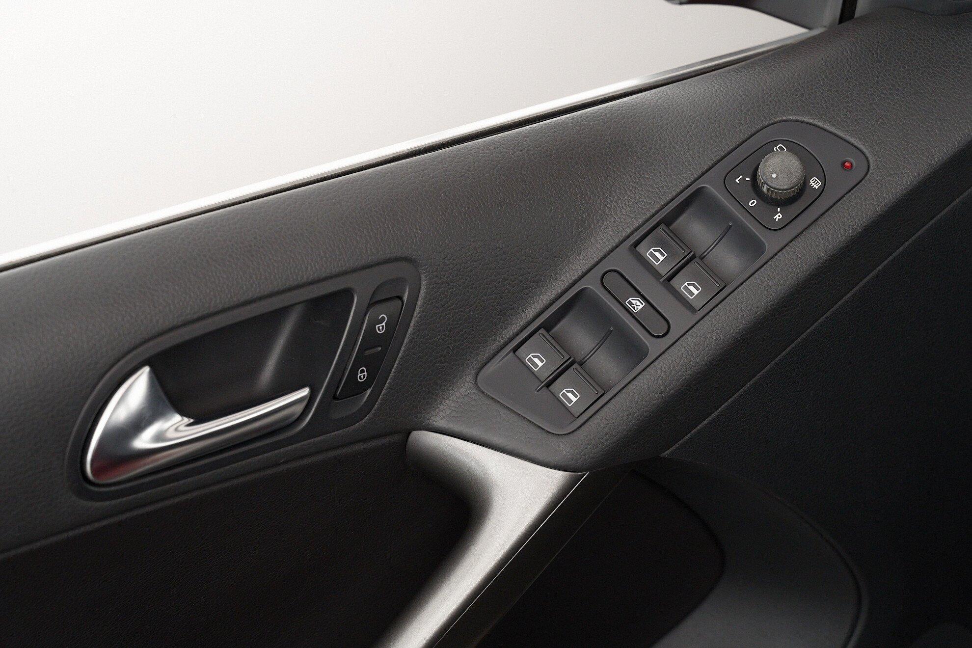 Volkswagen Tiguan 2010, красный