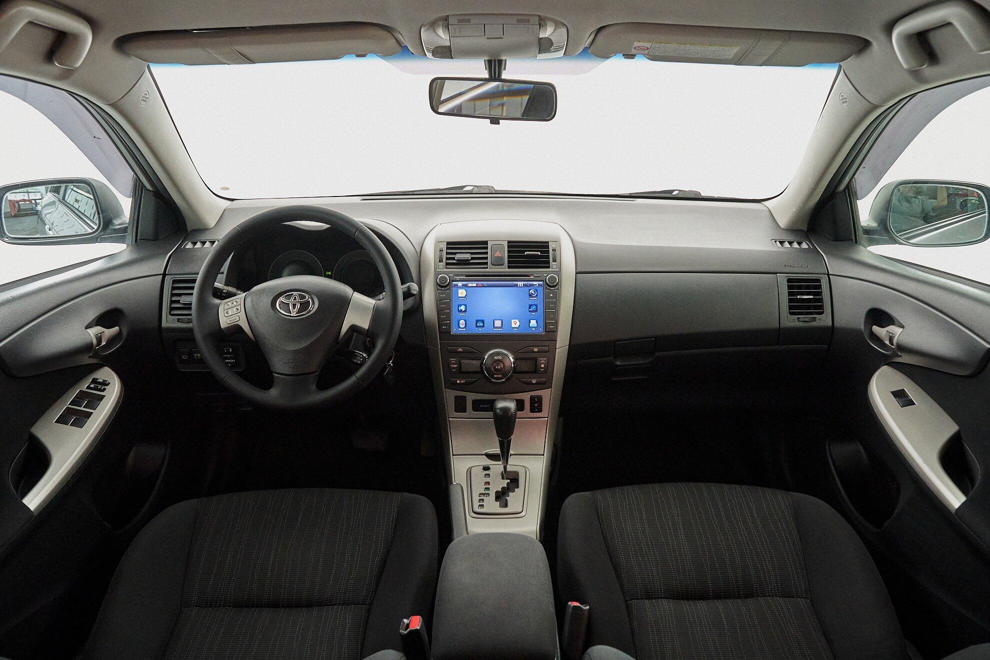 Toyota Corolla 2010, серебряный