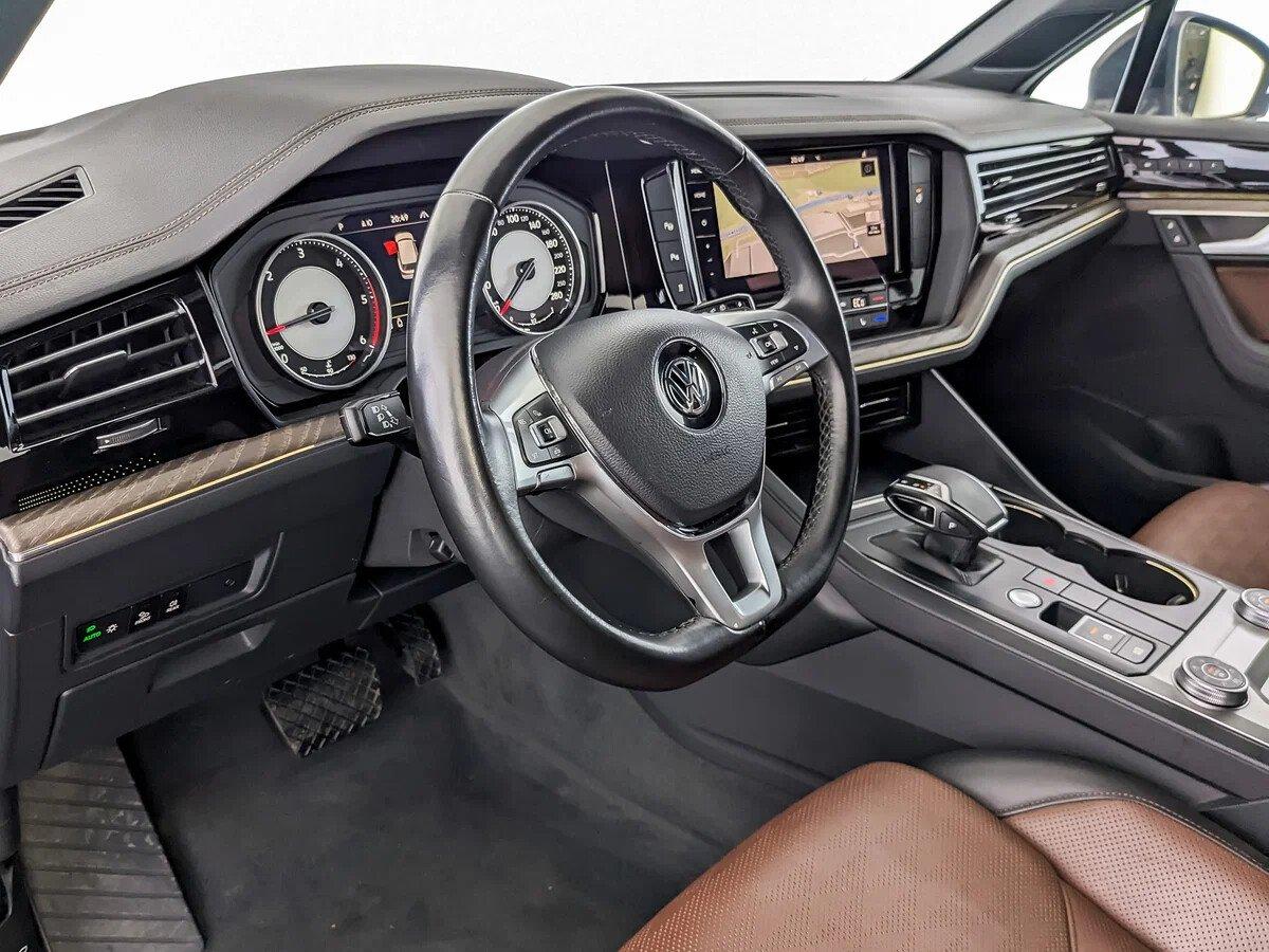 Volkswagen Touareg 2018, коричневый