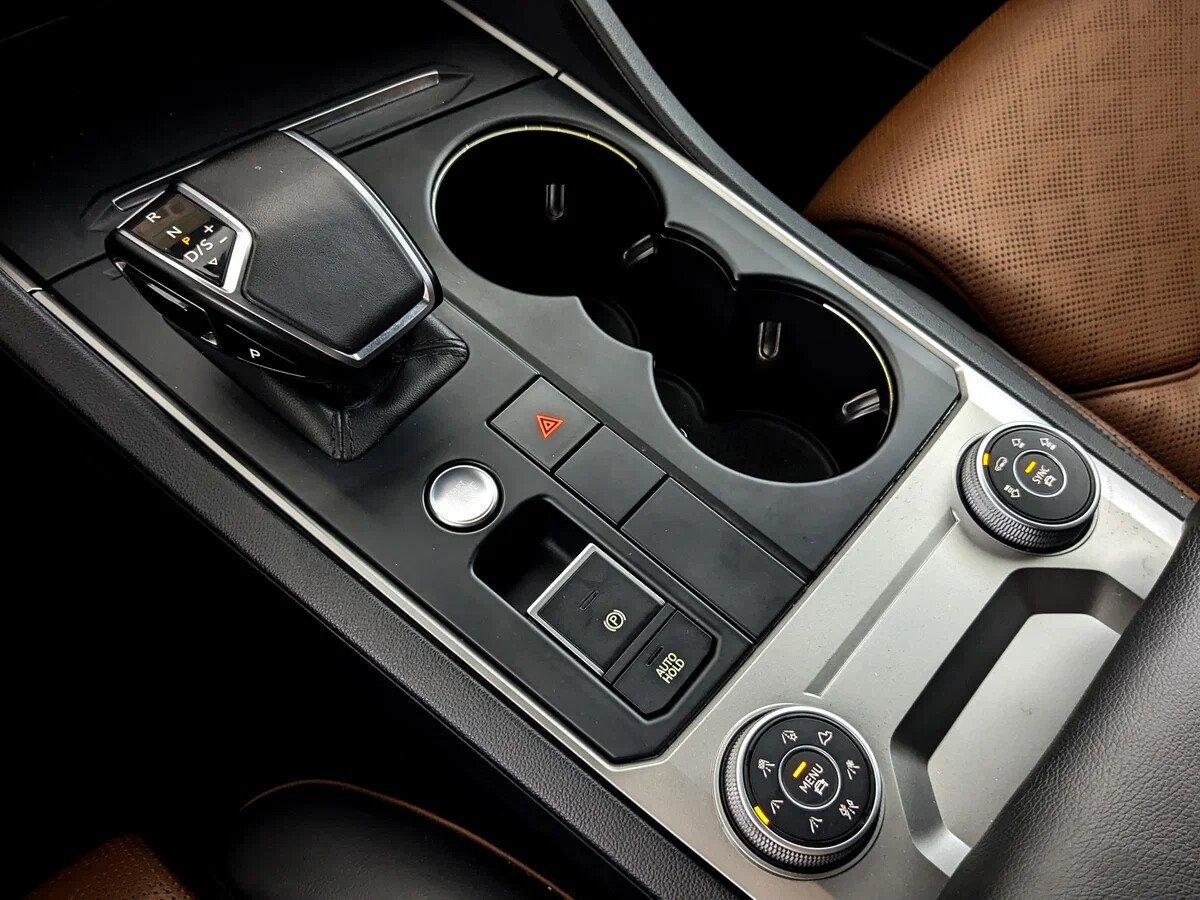 Volkswagen Touareg 2018, коричневый