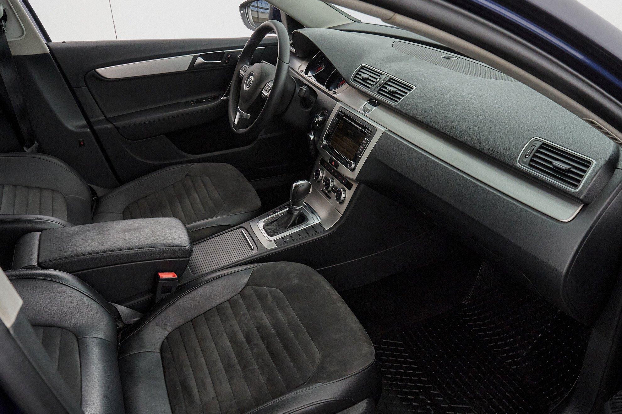Volkswagen Passat 2012, синий