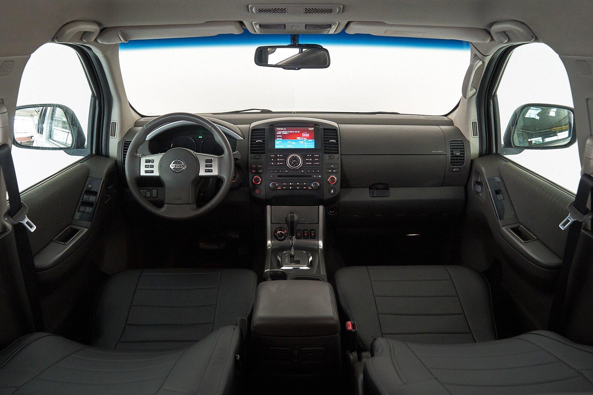 Nissan Pathfinder 2011, серебряный