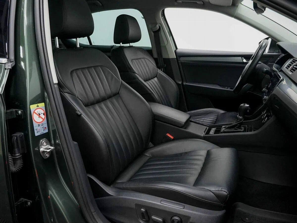 Skoda Superb 2018, зеленый