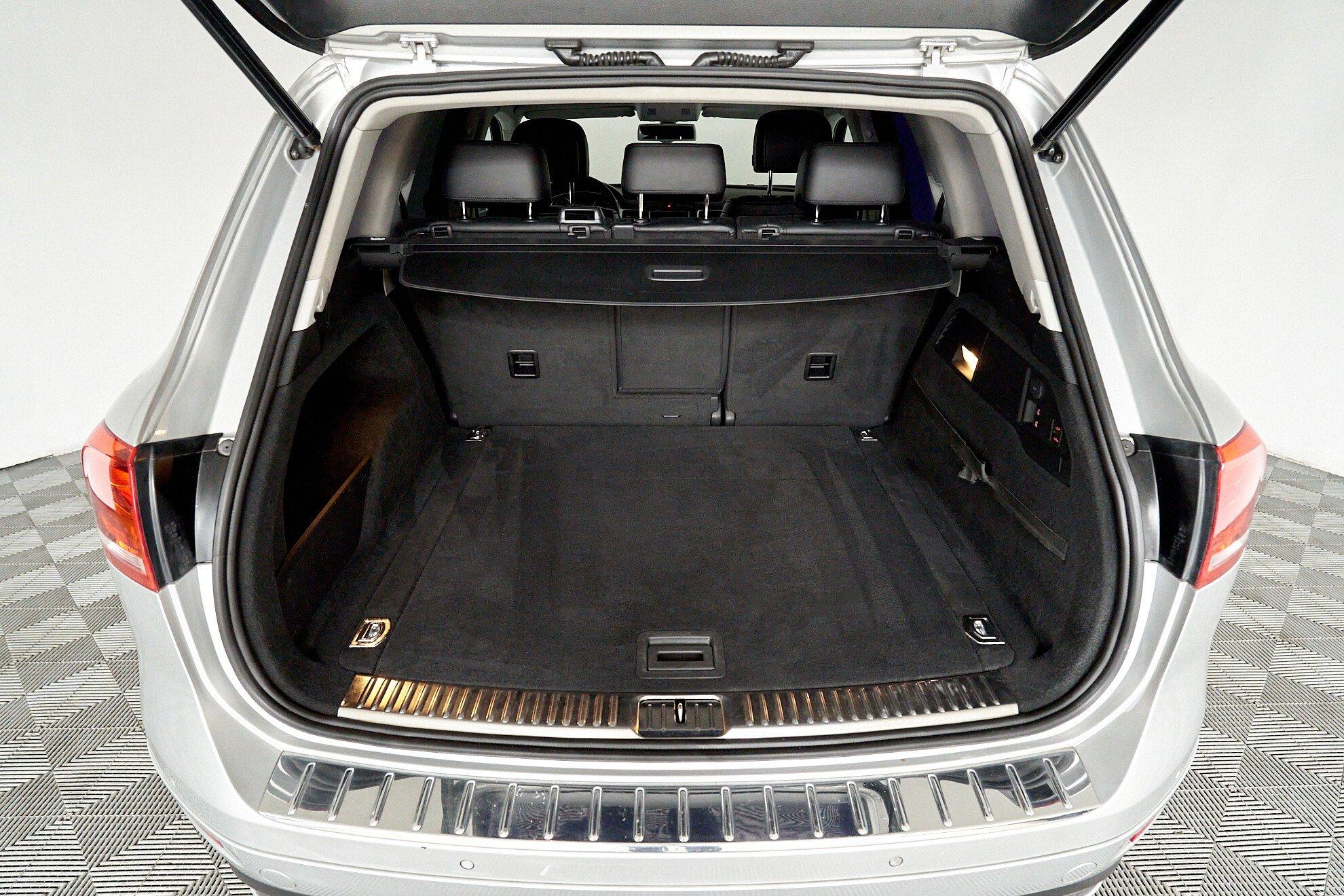 Volkswagen Touareg 2011, серебряный
