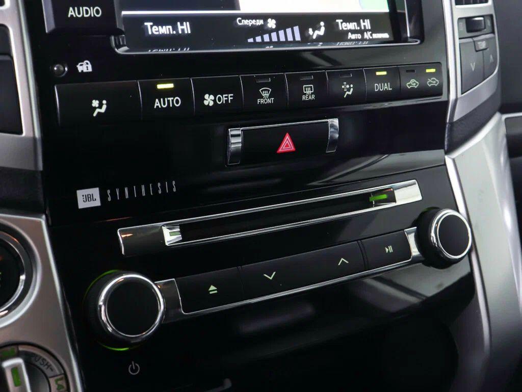 Toyota Land Cruiser 2015, белый