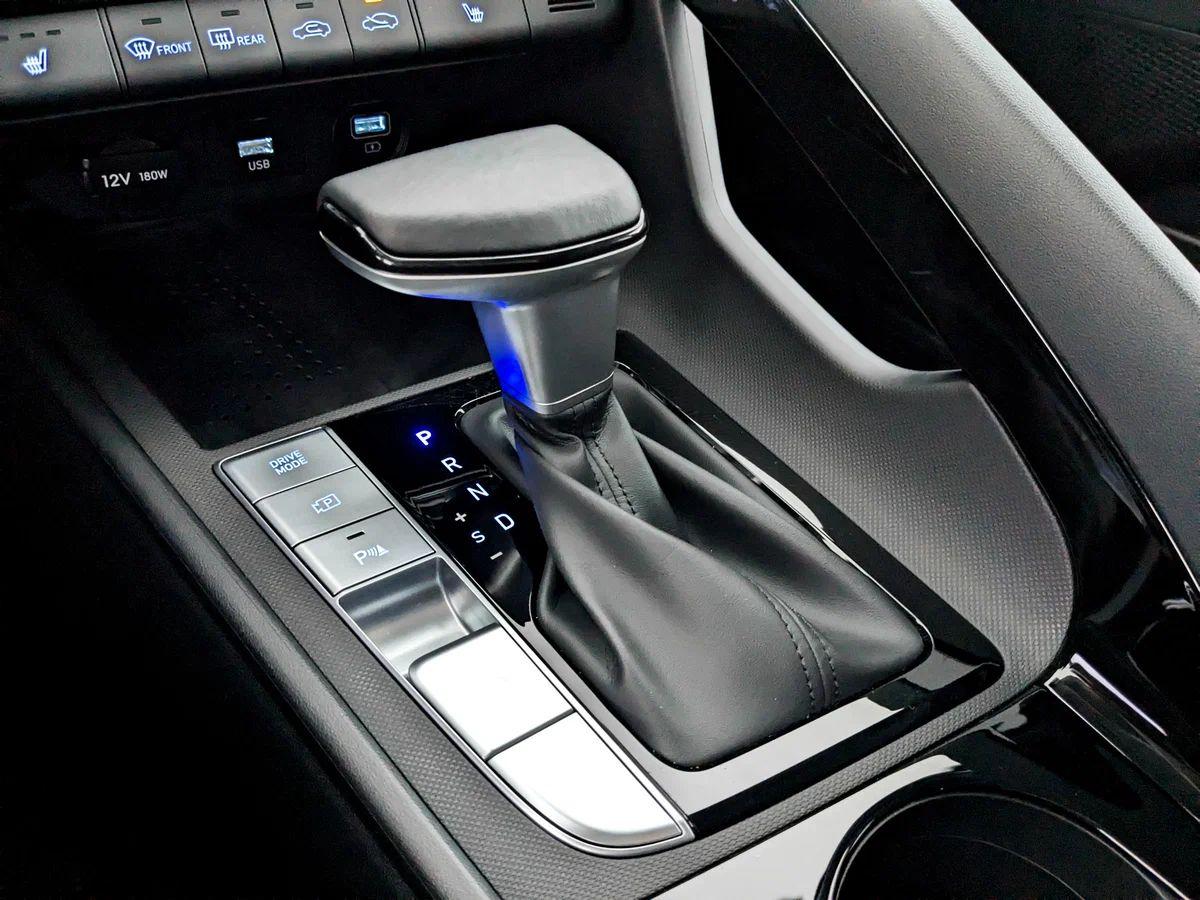 Hyundai Elantra 2022, красный