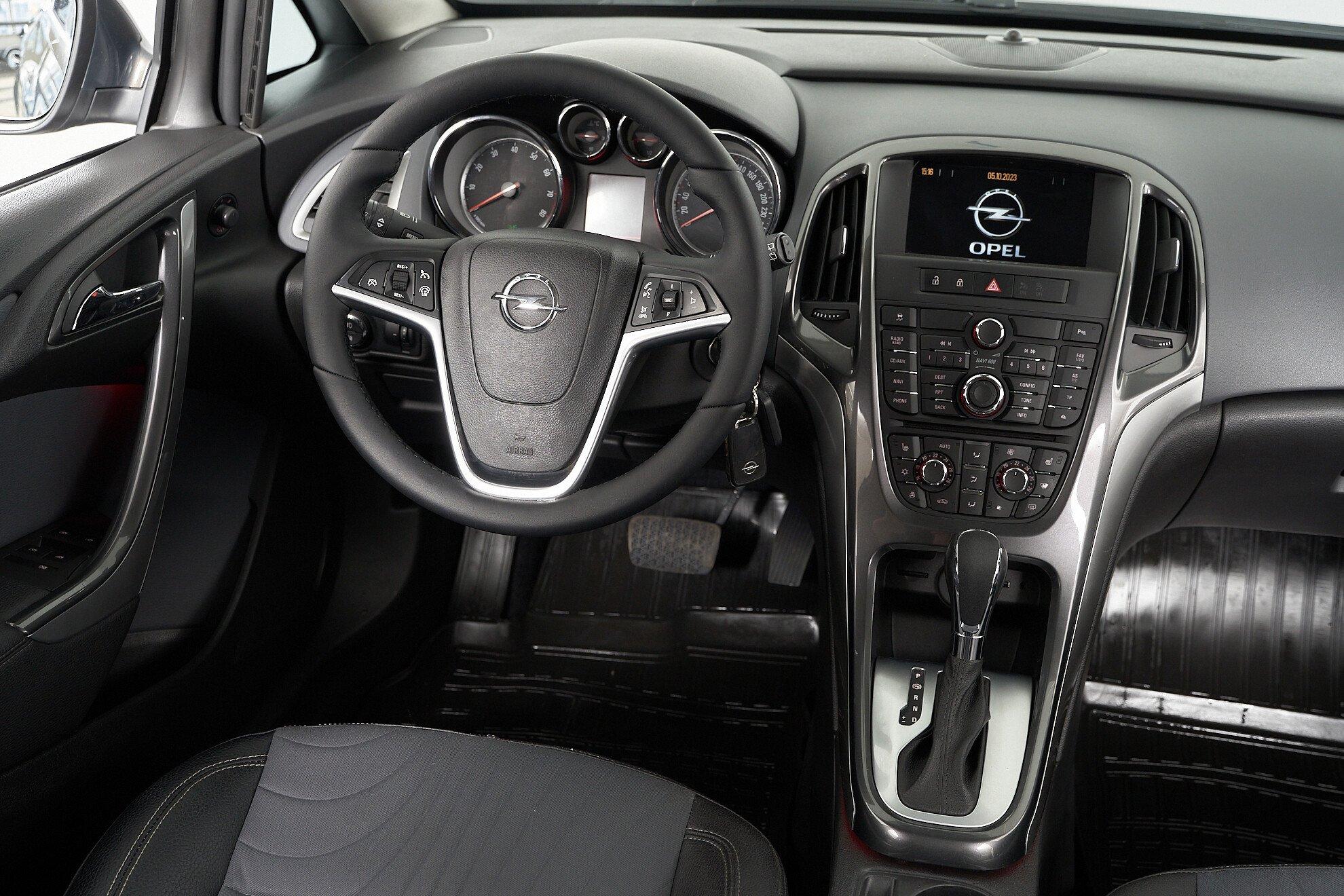 Opel Astra 2013, серый