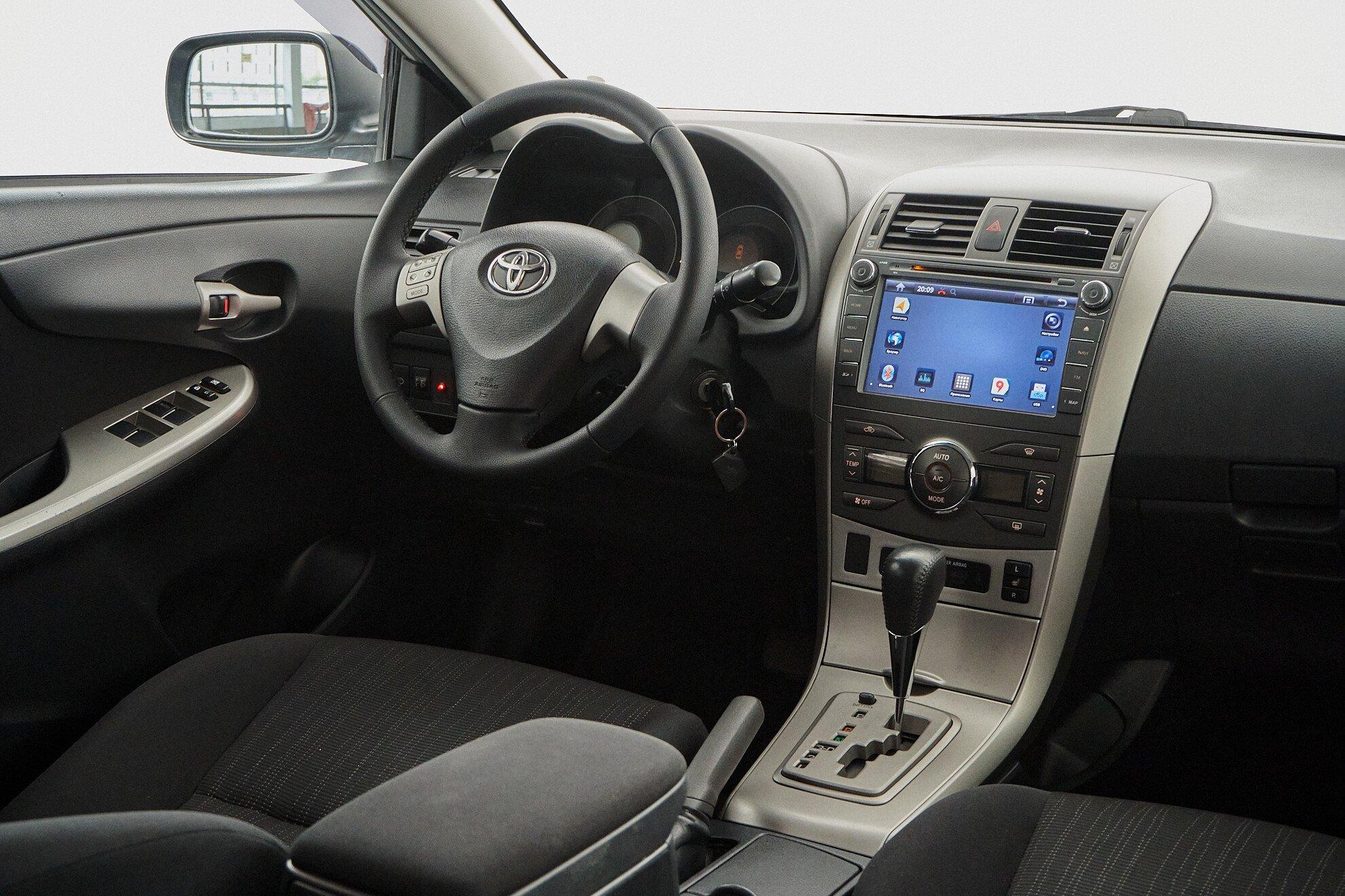 Toyota Corolla 2010, серебряный