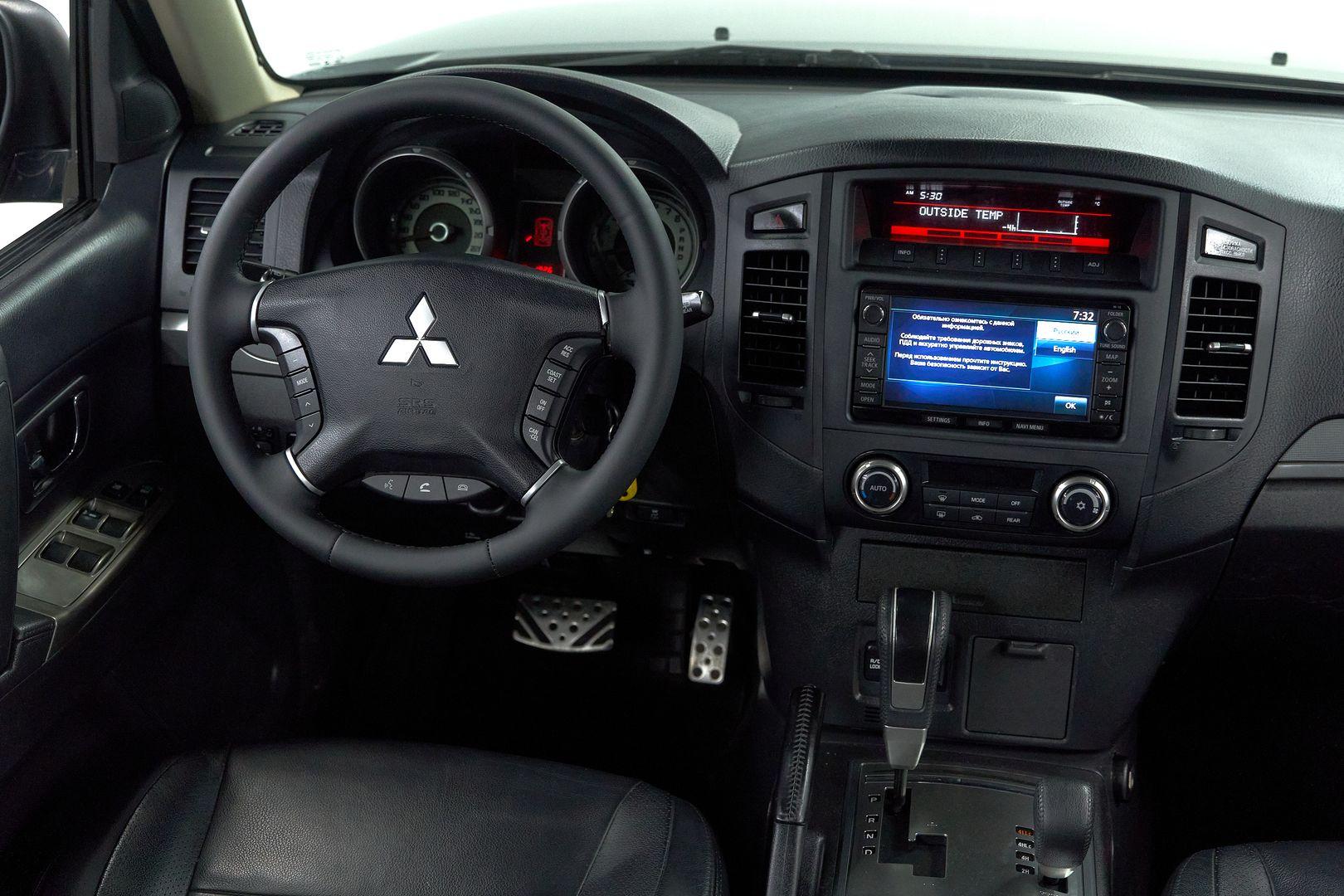 Mitsubishi Pajero 2012, черный