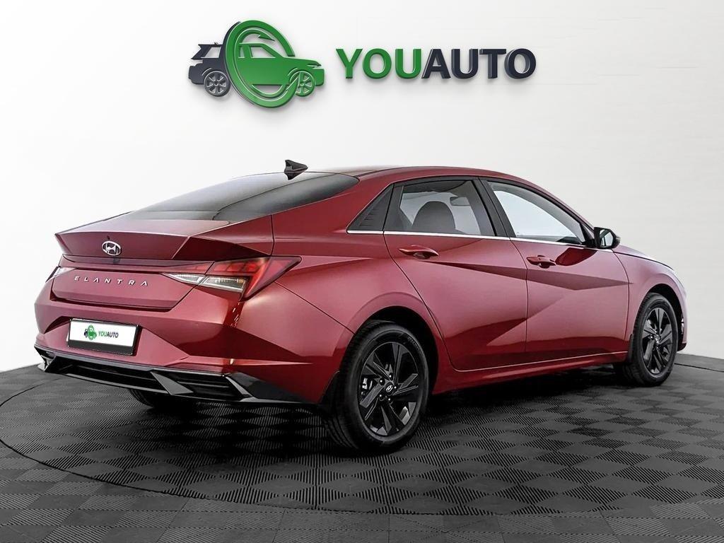 Hyundai Elantra 2022, красный