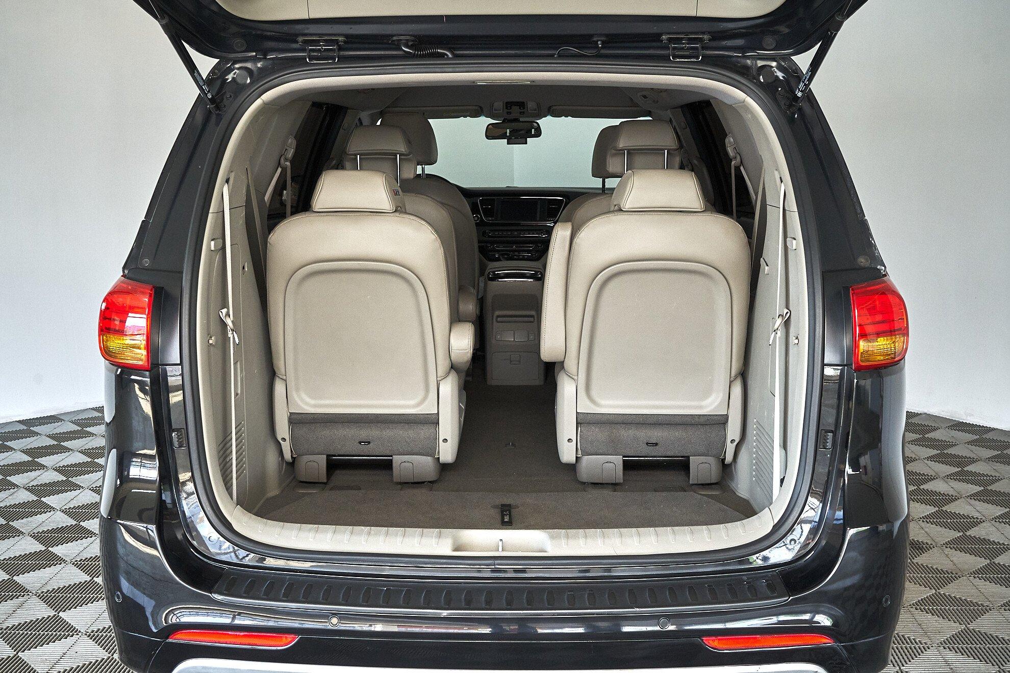 Kia Carnival 2016, черный