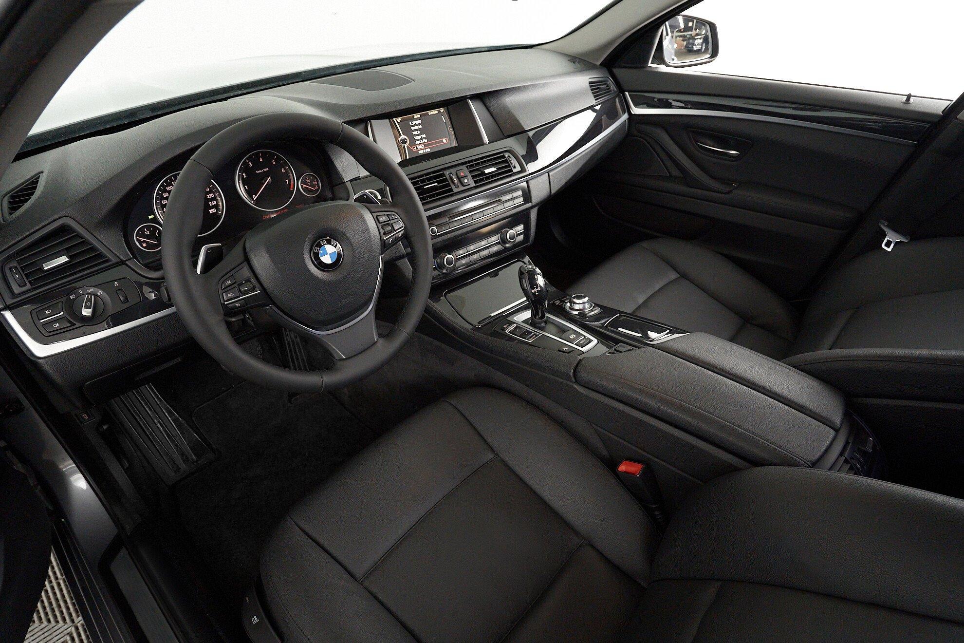 BMW 5 серии 2016, серый