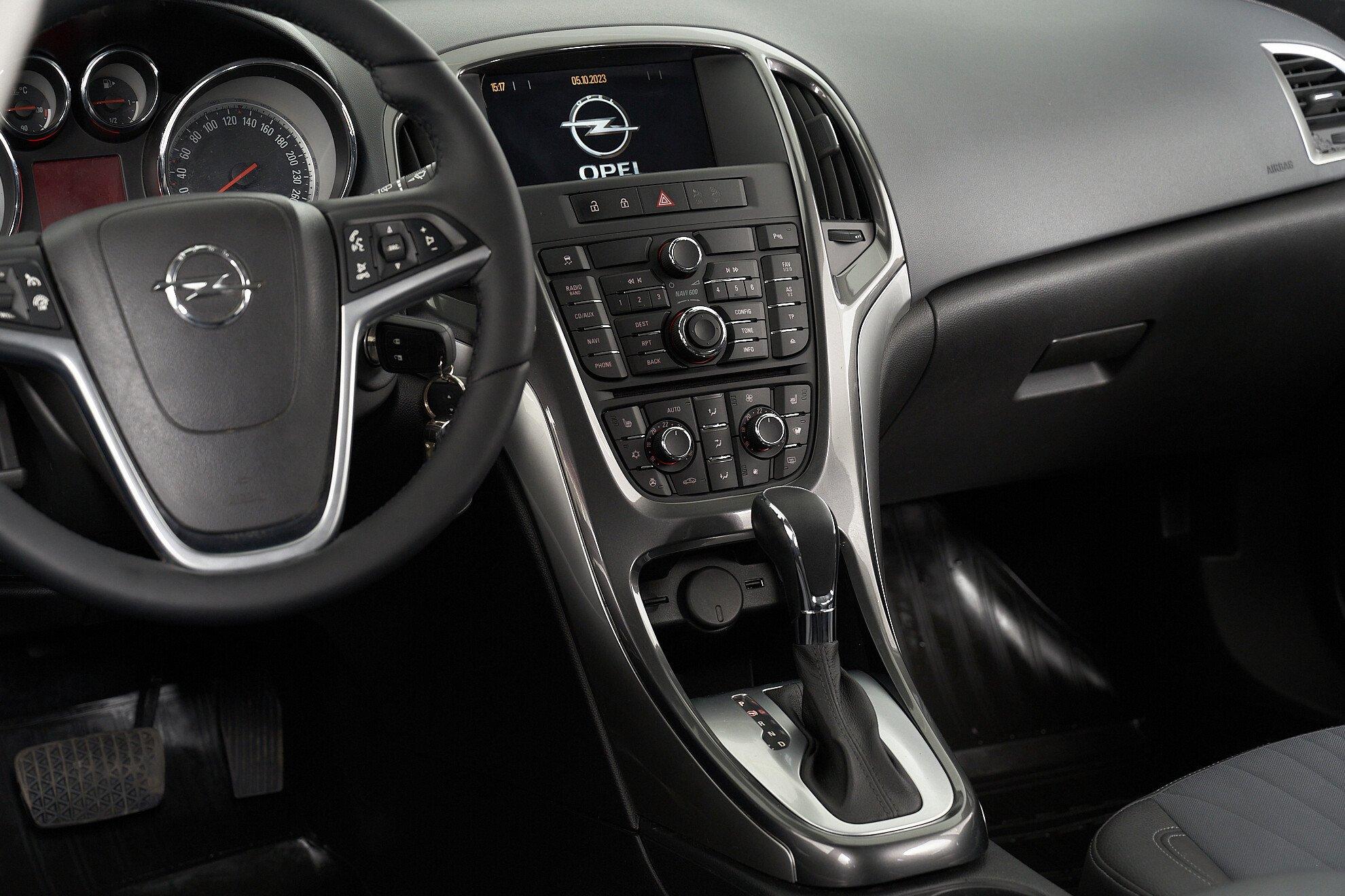 Opel Astra 2013, серый