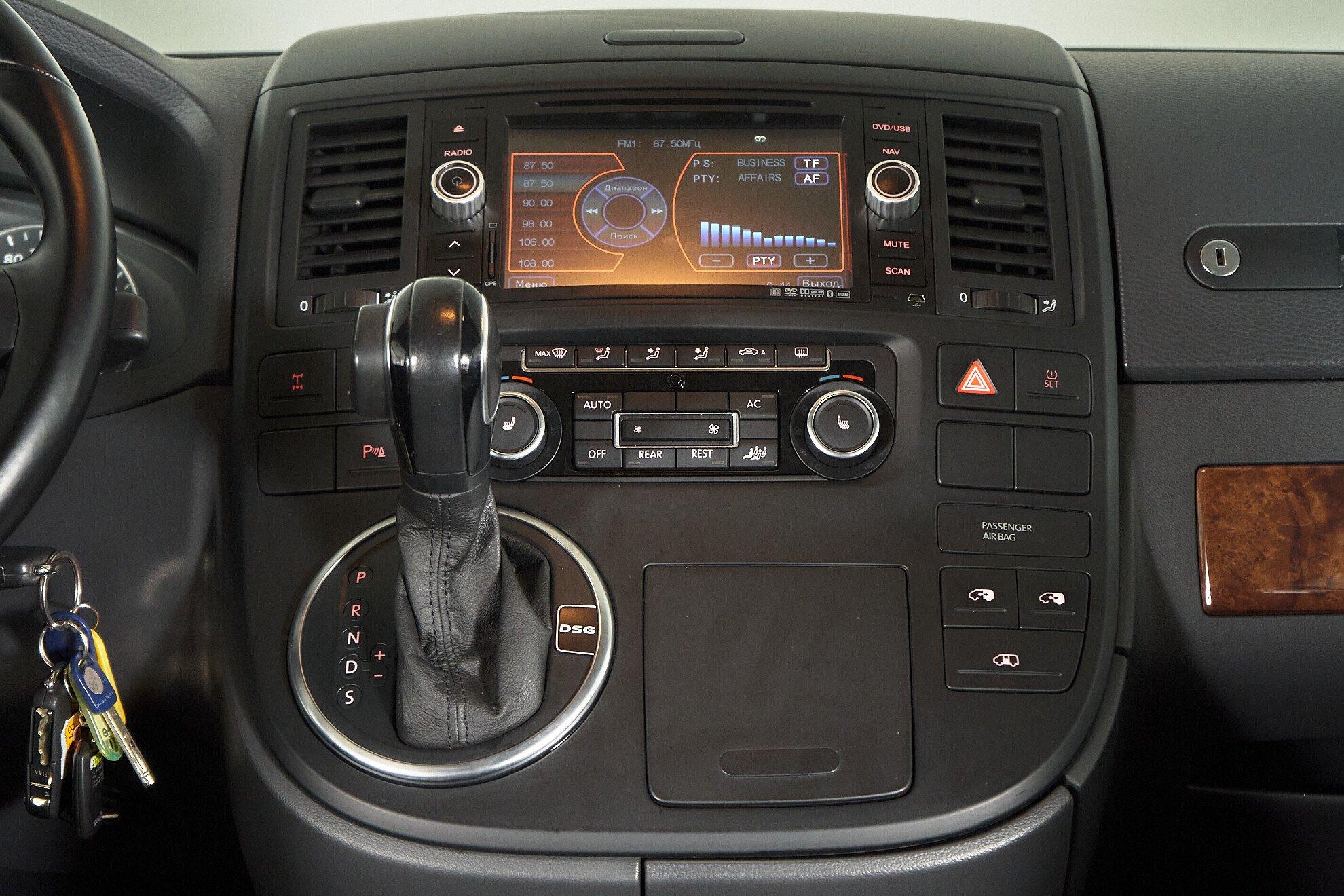 Volkswagen Multivan 2013, черный